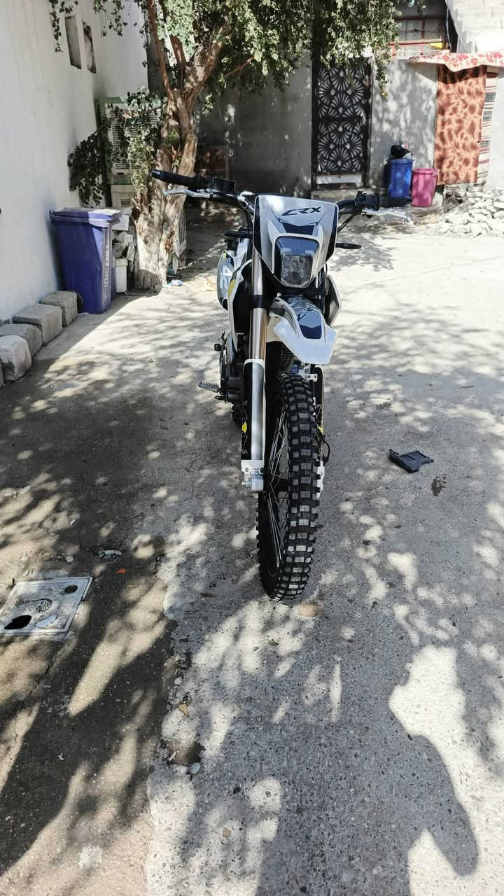 سلام عليكم دراجه قفاز للبيع مكفوله كفاله عامه موديل 2025 حجم المحرك 300 اوراق كامله مكاني ديالى  السعر 1300 وبيه مجال هذا رقمي ***********
