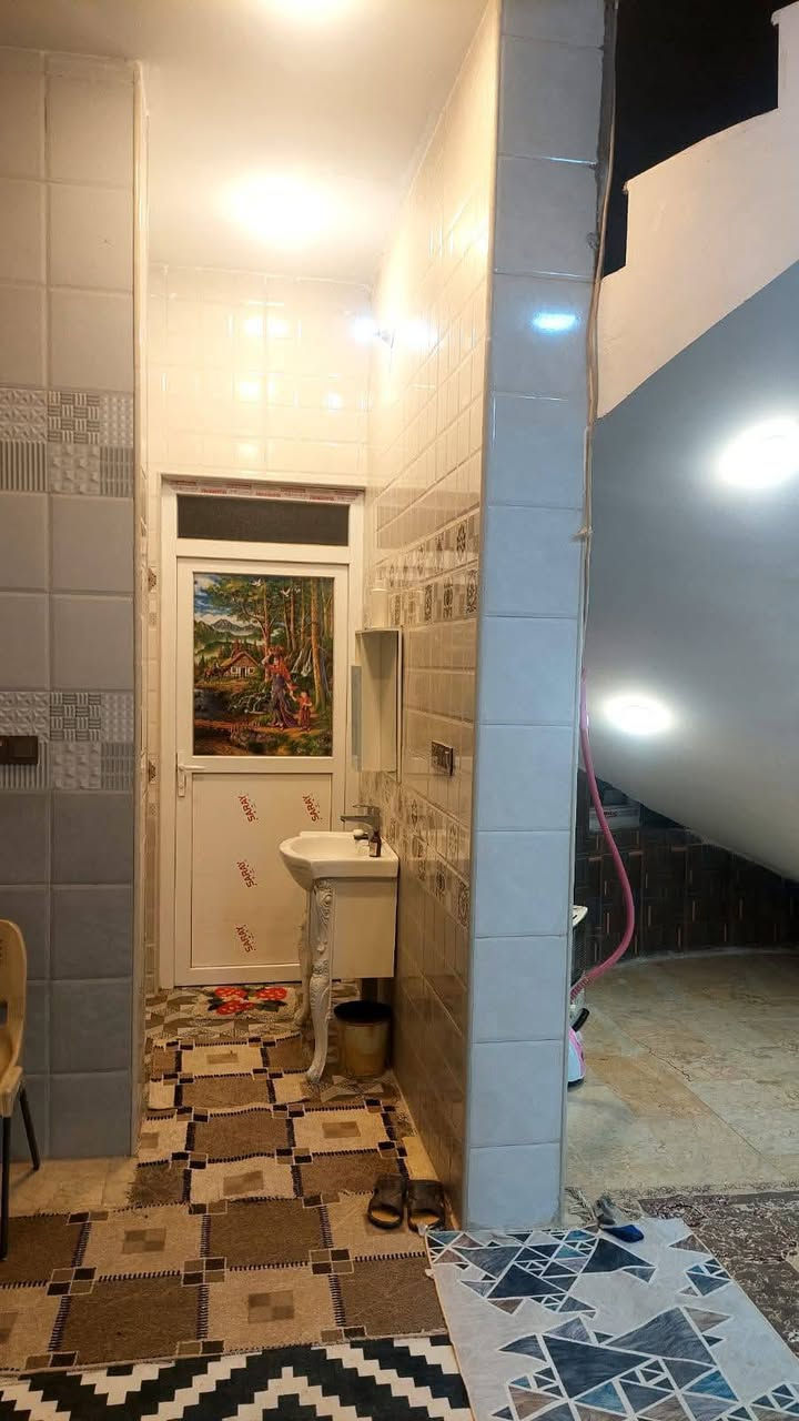 ياالله 
السلام عليكم بيت للبيع المساحه 200متر طابو زراعي سند 25 تحويل مباشر طابقين بناء حديث درجه اولى يحتوي على أربع غرف وصاله وأستقبال ومطبخ وصحيات الطابق الثاني فقط عايز لبخ العنوان كربلاء طويريج حي الرياض على الشارع التلبيط مباشر السعر خاص للأستفسار الأتصال على الارقام الموجوده 
***********
