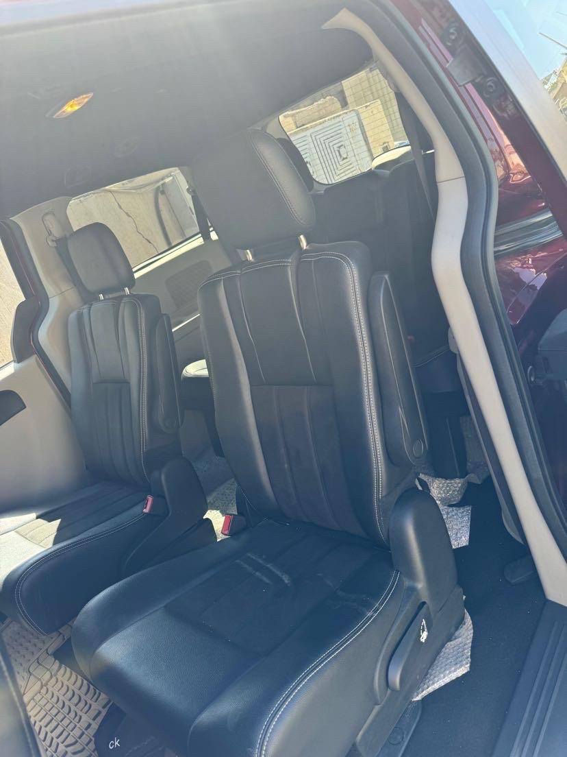 تحيه طيبه السلام عليكم ورحمة
دوج كرفان  2020, 
وارد امريكي صور موضوح صور 
بدون حادث طخه خفيف جاملغ فقط 
بدون صبغ 
فول عده فتحه 
مكينة 6 سلندر 3600
بصمه ابواب 
بصمه تشغيل عن بعد 
شاشه كامره 
تحكم ستيرن 
حساس خلفي 
7 راكب 
كشنات جلد 
مقاعد كهرباء 
الا بواب شفط 
جنطة كهرباء 
تحديد مسار 
قيادة ذاتي 
رادارات 
تدفىه كشنات 
كرسي قلاب 
تبريد 3 قطع 
ويل كب sxT 
وضع الشركة 
ماشي ،60 ميل حقيقي 
كامله مال اي نقص 
مال بيت استخدام بيت  تفيد عائله خطوط جامعات مدارس 
رقم بغداد باسمي تحويل مباشرة سنويا 2027
السعر 17,700  يعني 177, ورقه وبيها مجال 
اي استفسار رقم صاحب السياره 
*********** 
مكان بغداد كراده 
غير متواجد.ع فيس  بيع فقط 
كلش حلو عافيه على ياخذها
