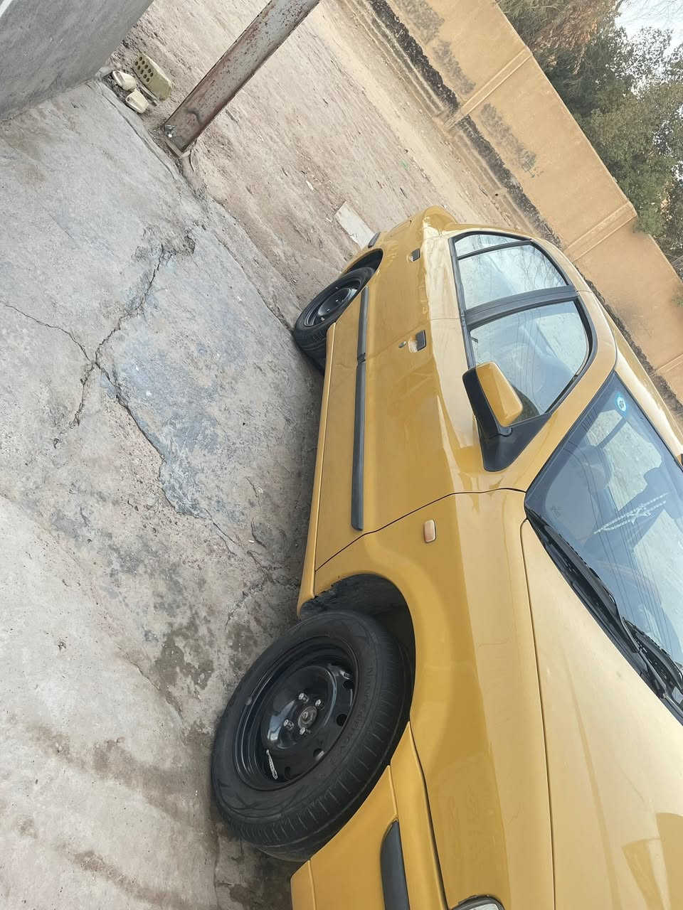 السلام عليكم سمند ناطق للبيع موديل 2011
السيارة جديدة ومكفولة من ضربة وتبديل وصبغ وخياس 
بيها بارد بسيط باب الصدر كد شبر فقط
كير و محرك مكفولات 
صدر امامي خلفي جديد 
تخم تاير جديد 
كلج جديد قبل أسبوع شادة 
مشط ستيرن جديد اليوم شادة 
رقم بغداد انكليزي باسمي 
سنوية لل 29
مصفرة هيئة وغرامة 
السيارة مابيها نقص برغي واحد كبل للشارع 
ميكانيك بلاد ومكفول 
دوس بلاد 
هلالات بلاد 
شواصي بلاد 
سنتر لوك ريموت
داخل بلادي ومدوشم 
السيارة بيها جراد شي قليل كلش على الجنطة فقط 
السعر (47 )وبيها مجال للشراي فقط 
*********** واتساب 
مكاني بغداد بسماية ناحية الوحدة 
اخوان إذا ماعجبكم السعر اعبر المنشور 
الآن التعليق السلبي يعكس على مستوى تربيتك وأخلاقك 
وأهل ل 40 و 35 لاتتصلون ابداً
