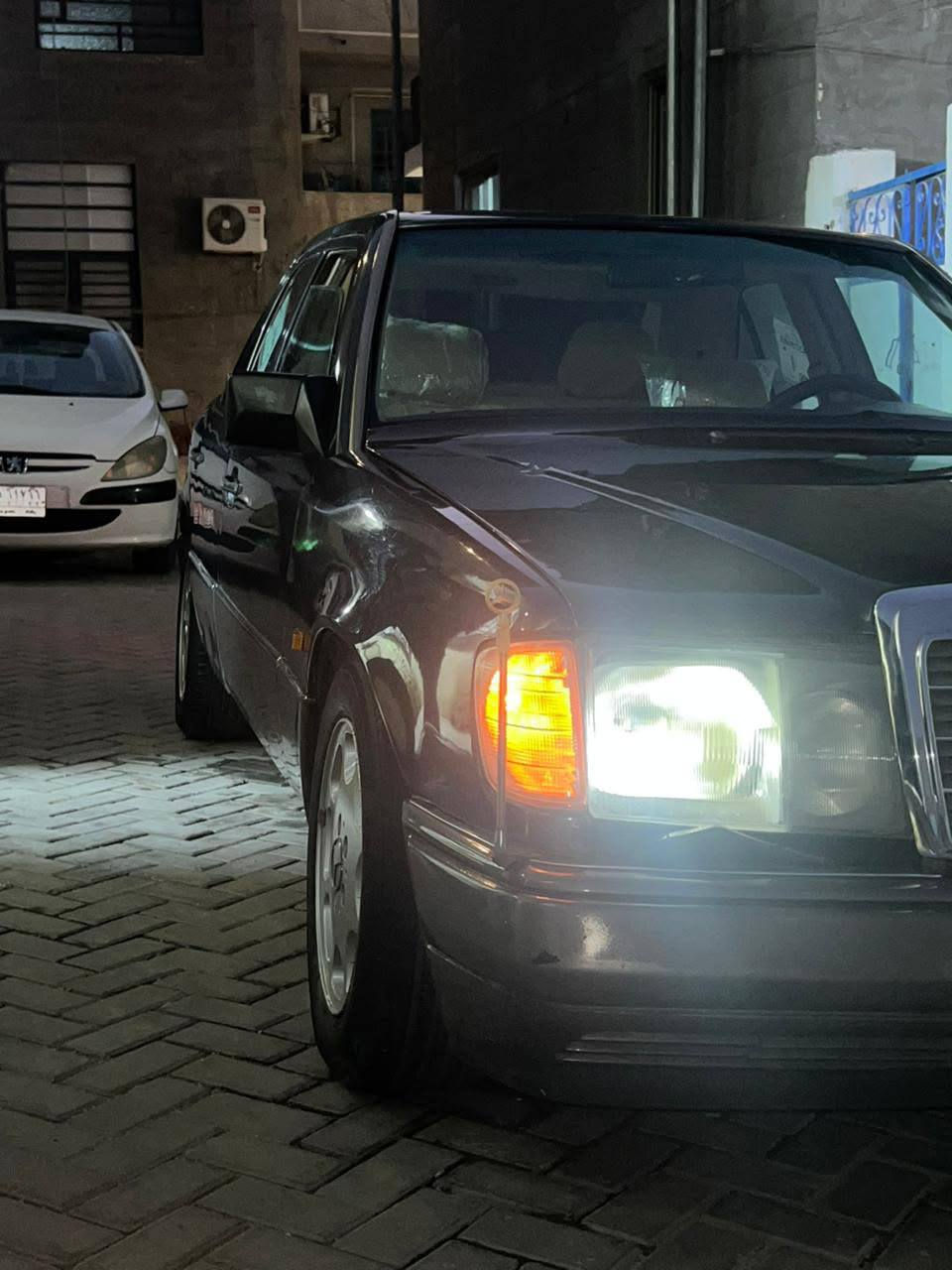 دب 93 اسود كذاب مكينه ثنين ونص كير مكينه فول 
تبريد شغال 
سلايت طكتين  
مري كهرباء متحرك 
كهربائيات مضبطه 
جام اربعه كهرباء 
سستم سماعات امامي خلفي 
بصمه قفل وفتح وتشغيل دبل اشاره 
اناره عند فتح الابواب وتنبيه ربط الاحزام 
الدشبول كله شغال حته الساعه 
كشنات مخمل ملبسه جلد 
الصندوك نضيف ببطانته 
سبير نضيف 
دبلات دسكات كلهن نفض نفض
كيلو متر شغال الممشى 300.000 قبل التحوير
هاند بريد شغال 
لون الغرفه بيجي نضيفه 
ويل تفاحه 
شباك amg
بكلايتات كرستال 
صدر امامي خلفي قبل شهر مضبطه وعندي التصوير
نصبه السياره تخبل شوفت عينك 
عليها منضومه زنون وبروجكتر شغال وشوته رياضي  
رقم شمالي وهاي شوفت العين 180 واكثر روحه ورجعه
 ما شاء الله 
للاتصال ‏‪***********‬‏ مكان السياره بغداد 
السعر 68
