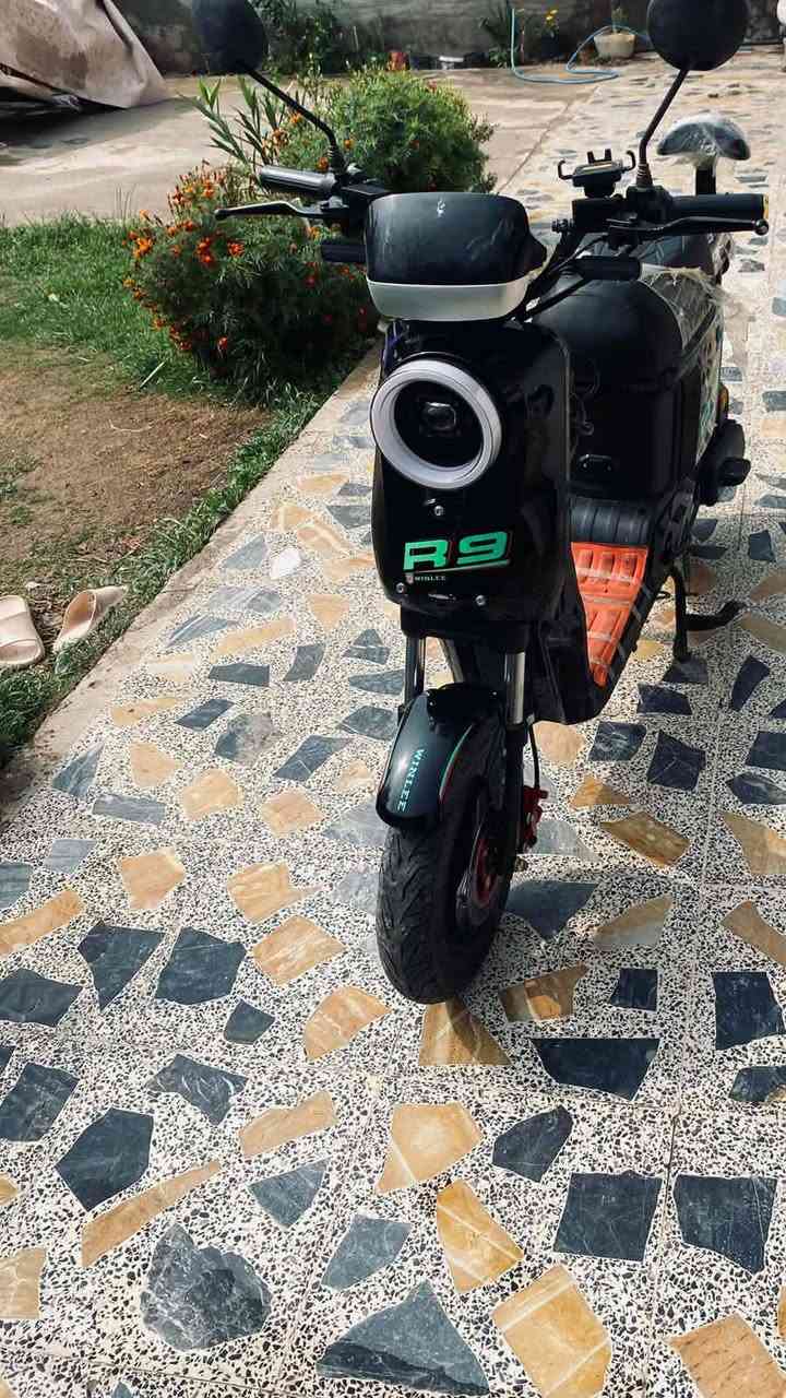 السلام عليكم دراجة شحن ار9 البيع دراجة جديده ما مستخدمه هواي بطاريات البلاديات جدد كهربايات كلها شغالة تمشيك 60كيلو 
كامله مكمله كلشي ما ناقصه سعر550وبيه مجال مستعجل على بيعامكاني ديالى بلدروز رقم***********
