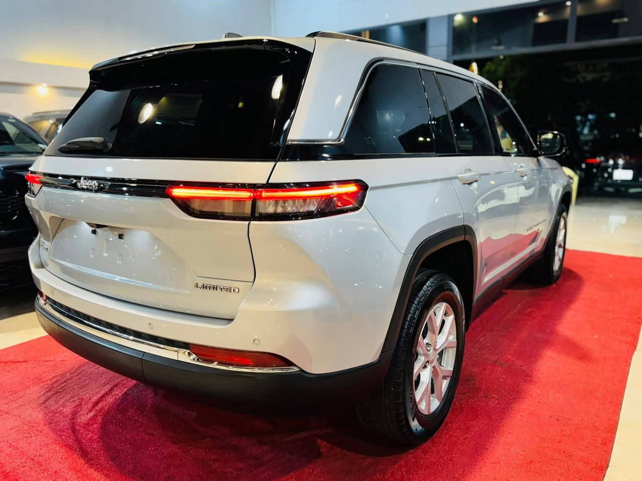JEEP GRAND CHEROKEE, L LIMITED 2023
لمتد فول 
موديل 2023 كاتي تترقم شمالي 
حجم المحرك V6(3.6L)
عداد المسافه 23الف  مايل 
عدد المقاعد 5راكب

للون سلفر

المواصفات :  
بصمة تشغيل
بصمة ابواب
تشغيل عن بعد (Remote Start)
صندوق شفط كهربائي
رادار امامي (تحديد مسار)
رادار جانبي (نقاط عمياء)
رادار خلفي (تحذير من الاصطدام)
دفع رباعي 4×4
شفتات+تحكمات استيرن 
تدفئة استيرن
كشنات جلد
كشنات+تدفئة
تبريد مركزي 
تحكم وضعيات القيادة Drive modes 
شاشة دشبول ديجيتال
كير ماوس
شاشة كبيرة لمس+ كاميرا
أوتو ستارت Auto Start
اوتو ستوب Auto Stop
أوتو هولد Auto Hold
منافذ USB+AUX
مانع انزلاق+ABS
وبقية المواصفات المعروفة
العنوان كركوك شارع المعارض

معرض هشام الحمداني لتجارة السيارات
السعر  305$
للاتصال واستفسار☎️📞

***********

‭0773 051 3296
