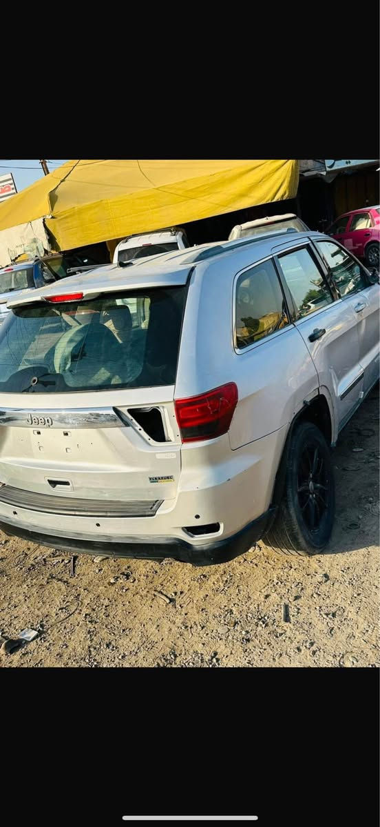 السلام عليكم 

جيب ٢٠١١ رقم بغداد الجديد هزة وفحص 
كله جديد تحويل مباشر بسمنه السيارة

للبيع على وضعها شغالة وتمشي 

سابقاً كلين تايتل حالياً بيها هذا الحادث 

السعر قفل ٦٣ ورقة 

*********** بغداد, العراق
