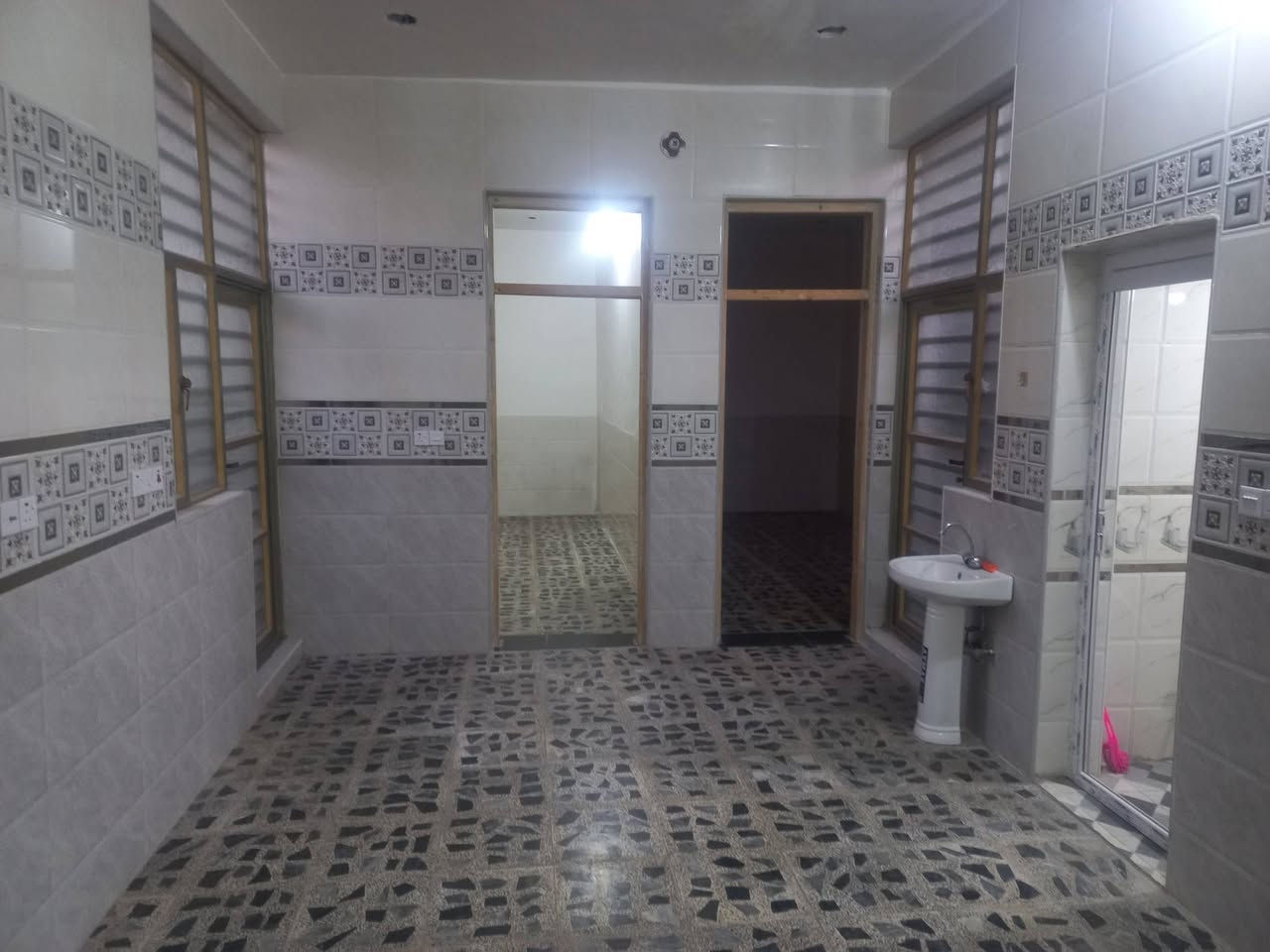 بيت للايجار مساحة ١٥٠م غرفتين نوم وصاله ومطبخ حار وبارد وحمام داخلي وخارجي للإستفسار *********** حي بدر
