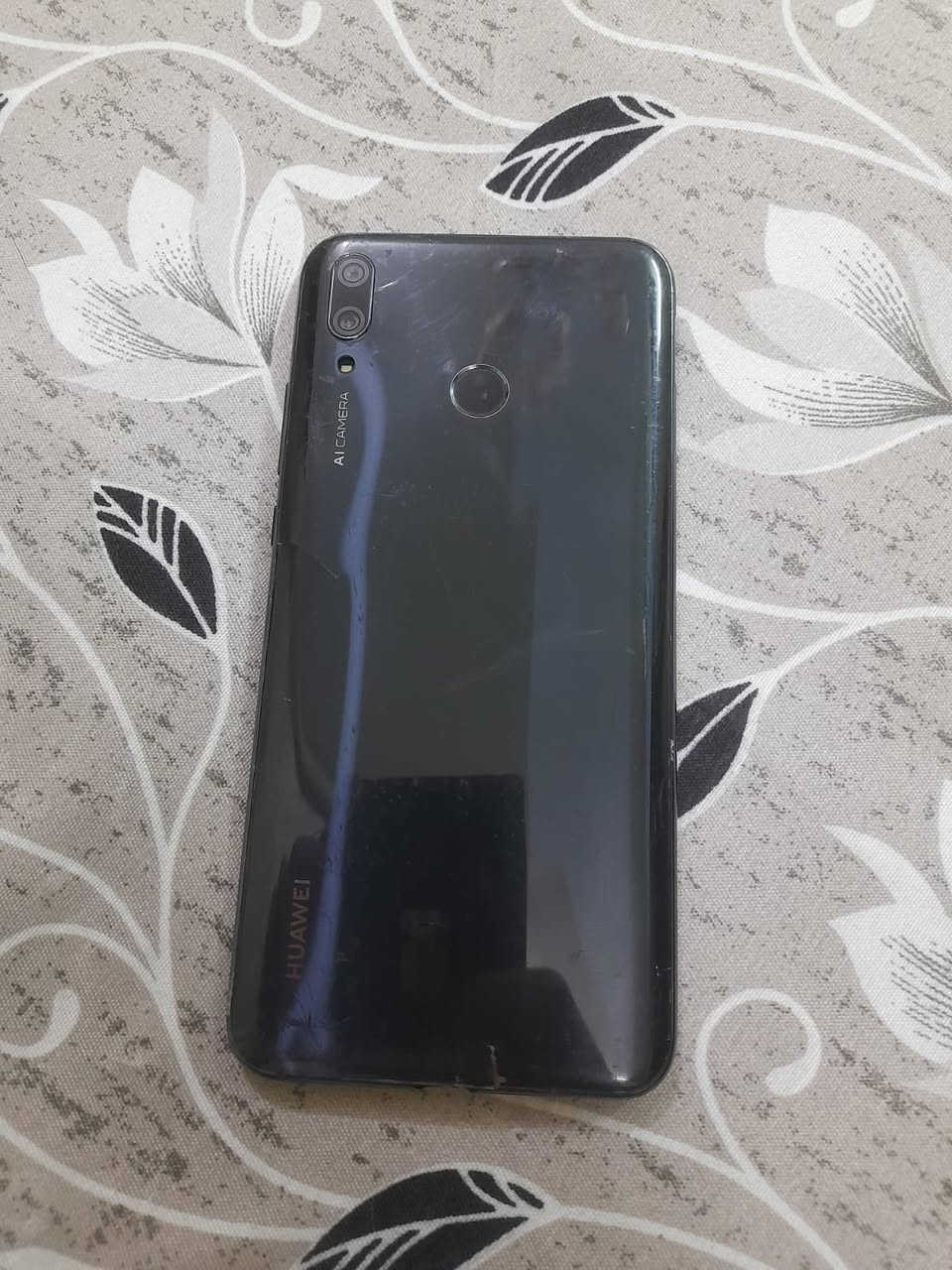 جهاز هواوي للبيع نضيف شاشه شخط مابي فقط ضهر تعبان شويه والباقي شغاال مابي اي عيب سعر ٥٠ وبي محال بسيط ***********
