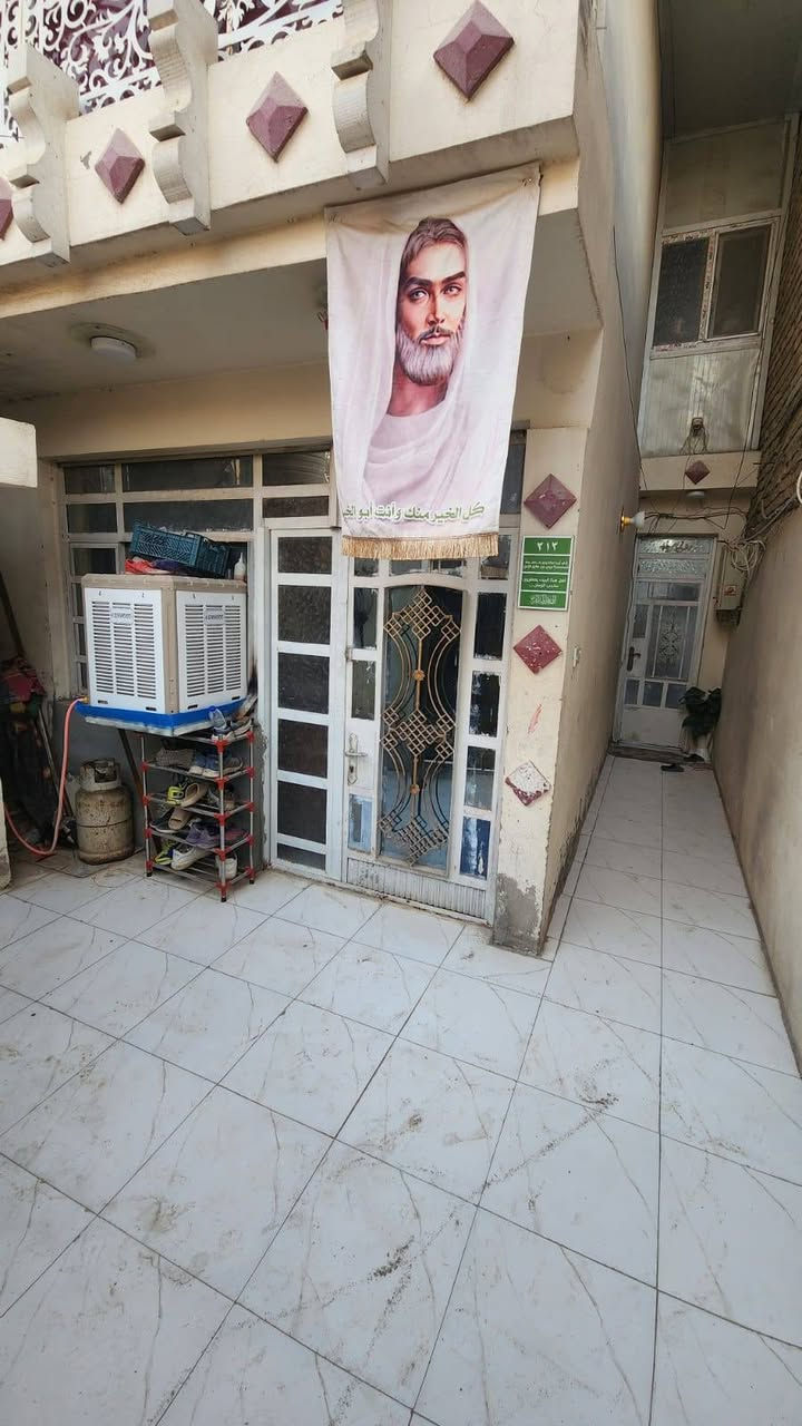 السلام عليكم  ،،، بيت زراعي للبيع  سند ٢٥ ابو دشير  قرب مستوصف التحدي قرب اسواق السيد  البيت مساحه ١٠٠ متر واجه ٥ ونزال ٢٠ يحتوي  على مدخلين مطبخ وستقبال وحولي +خدمات وغرفه نوم والطابق الثاني سندويج بنل غرفتين +سطح خلفي المراجعه مع صاحب الرقم ،،***********
