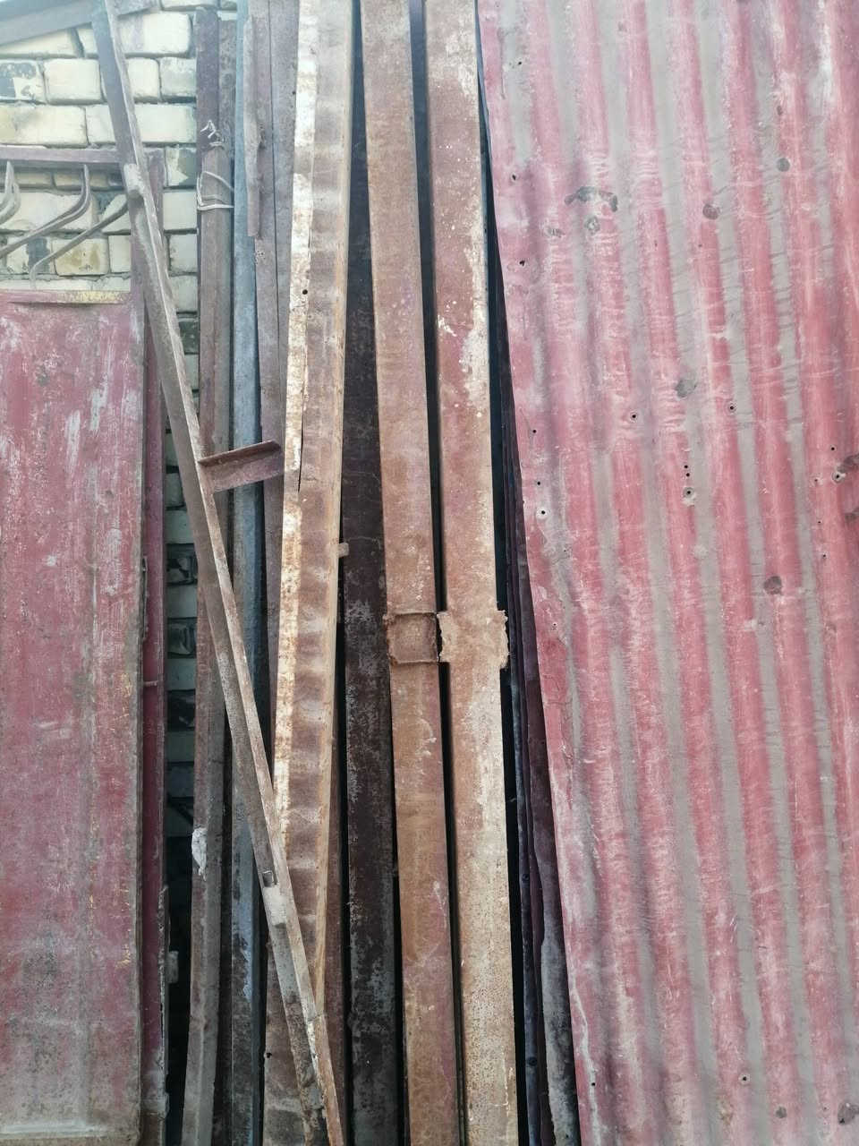 السلام عليكم جينكو النوعية القديمة طول ٢.٥متر ثقيل عدد/١٧ + جينكو النوعية الجديد ثقيل طول ٦متر عدد/٦ + باب ٢ طلاكة عرض ٢متر  + حديد شخاطة ثقيل ٥٠متر للاتصال على الرقم ***********
