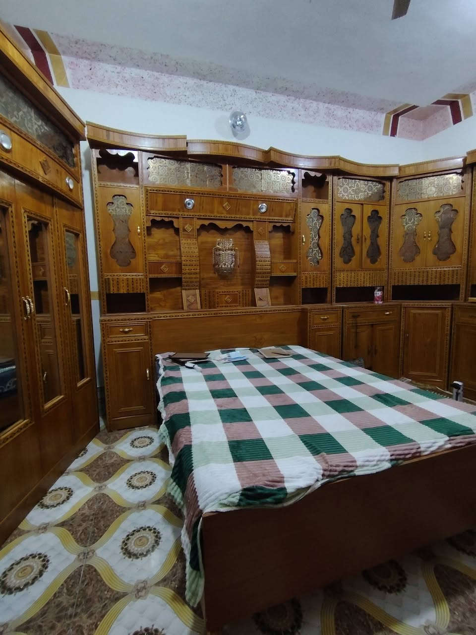 سلام عليكم غرفه حطاطه نضافه 100/100السعر مليون 250وبيه مجال *********** تواصل
