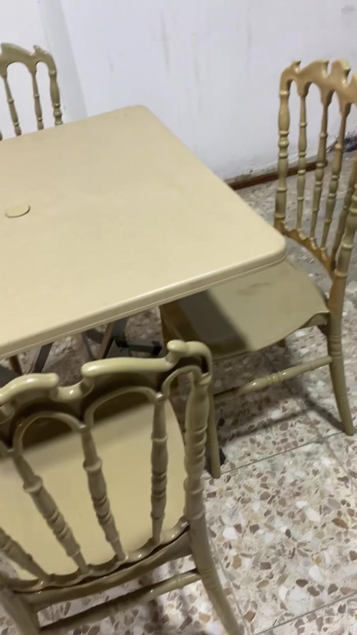 طاوله وكراسي سيت كامل سعر ٥٠ الف 
١٠سيتات


**إذا كنت صاحب هذا الإعلان وتريد حذفه لأي سبب، رجاءا أرسل رسالة إلى الدعم الفني**