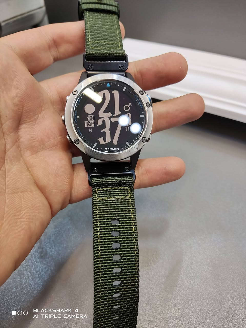 garmin quatix 5 sapphire
نضافة 95 % جامه ضد الخدش 
حجم 47 mm سير كتان
شحن 13 يوم + كيبل شحن أصلي 
السعر 185 للاستفسار خاص او *********** واتساب
