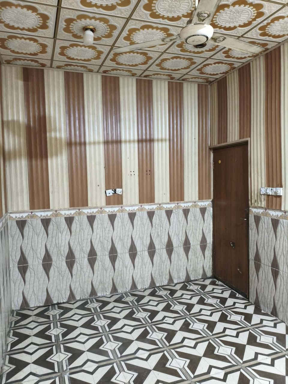 #اعــــــــــــــــــــــلان 
#بيت_للايجار 

⭕️يتوفر بيت للايجار في شارع المكاتب البيت سابع فرع عن سوك الجمهورية 
يتكون البيت من طابقين غرفتان واحدة في طابق الارضي و 2 في طابق الاول 

⭕️خدماته* 
هناك 2 براميل ماء واحد طابق ارضي والثاني في الاول منها ماء حلو وماء اعتيادي حسب رغبة المؤجر

⭕️سعر الايجار ٦٥٠
لكن أن يكون دفع الماء والكهرباء على المؤجر  مساحته 54م
للإستفسار اكثر مراسلة الصفحة 

#عقارات #البصرة #عقارات_البصرة


**إذا كنت صاحب هذا الإعلان وتريد حذفه لأي سبب، رجاءا أرسل رسالة إلى الدعم الفني**