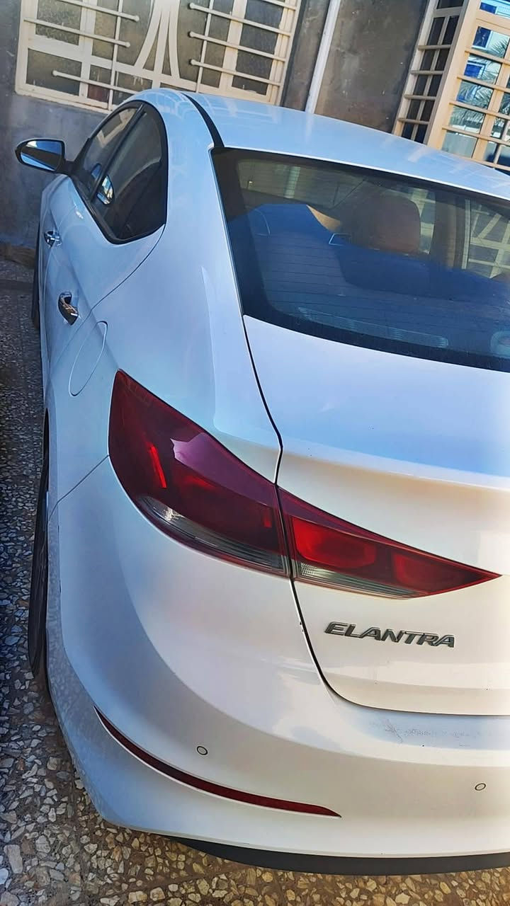 السلام عليكم. 
النترا 2019 خليجي  بأسمي  سنوية 2029 ابيض ماشيه 104  بغداد فول بصمه فتحة 3انظمه قياده. 
مكفوله  فقط شخط بالدعاميه كما موضح بالصور. 
مكينتهه مفتوحه وبينه السونار سيارة خير من الله  . 
 السعر 157 وبي مجال بيسط... 
للتواصل ***********
