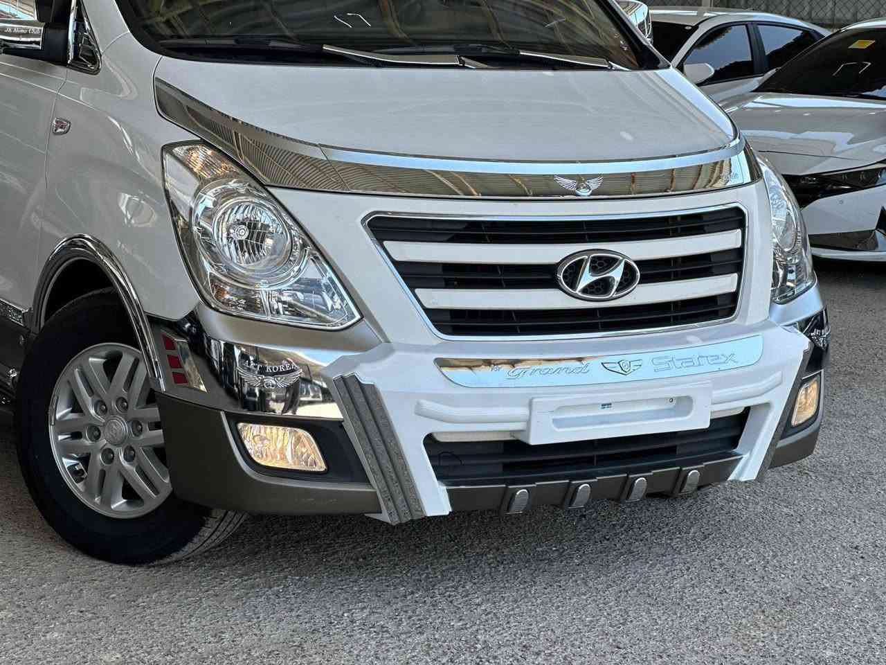 معرض صادق العقرباوي لتجارة السيارات المنطقة الحرة شارع10شمال 
0795106431
هونداي جراند ستاركس 2017لمتد فل كامل  
       🇰🇷🇰🇷🇰🇷🇰🇷🇰🇷🇰🇷🇰🇷🇰🇷🇰🇷🇰🇷🇰🇷🇰🇷.                
   عداد 156الف  كيلو متر.                                  👈فحص كامل 7 جيد بدون ملاحظات
👈بدون صدا او هريان 
👈 فتحات بنوراما 
👈دهان بلاده 
👈 تكييف مركزي أصلي 
👈 شاشه و نفقيشن 
👈غرفة بلاده ولا نقره 
👈 جير وتماتيك 6 غيار 
👈مري جانبيه ضب كهرباء 
👈 كشافات ضباب 
👈كامره رجوع خلفيه 
👈مكيف حامي بارد 
👈جنط 16وكوشوك جديد 
👈لا يحتاج لاي نوع من انواع الصيانه 
👈شباك جنب متحرك 
👈تدفاة و مبردة كراسي 
👈حساسات رجوع 
👈الباص بحال الشركه وتحدي بنظافه 
👈 تحكم طاره مع مثبت سرعة 
👈يمكن التنازل بموجب رقم ضريبي للاستفاده من الرديات 

الموقع المنطقه الحره شارع 10شمال معرض صادق  العقرباوي لتجارة السيارات
للاستفسار . 
***********795106431


**إذا كنت صاحب هذا الإعلان وتريد حذفه لأي سبب، رجاءا أرسل رسالة إلى الدعم الفني**
