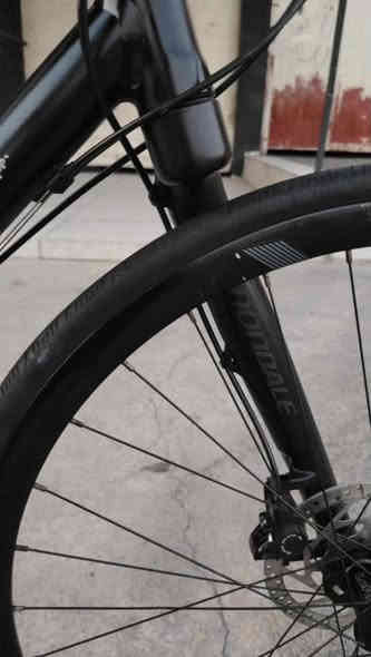 بسم الله الرحمن الرحيم 
دراجه ماركة cannondale الأمريكية
حجم 28 فريم ارتفاع فريم L
بريكات دسك حديث 
تك ماشة
وياله كانوندل
سستم شيمانو ديور 9*3
وياله بولبرن 
ماشة شفت بولبرن
مكاني موصل وهذا رقمي *********** او واتساب وجزاكم الله خيراً
