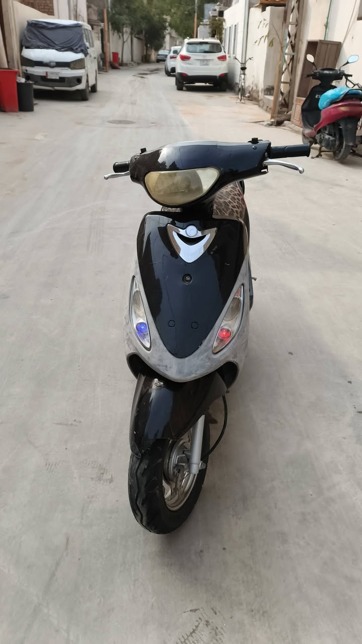 السلام عليكم .. من رخصة الادمن
دراجات اثنين للبيع وحدة ماكس منغولي كاملة ومحركها ناعم بيها بوشة ٥٥ شغالة سلف وهندر السعر ٤٥٠ الف وبيها مجال  والأخرى ماكس بوليسي نوزل مجفتة مرة وحدة  مابيها اي نقص بيها كڤر جديد كلة كامل سعرها ٧٠٠ الف وبيها مجال 
المكان بعقوبة وهذا رقم الهاتف للتواصل ***********
