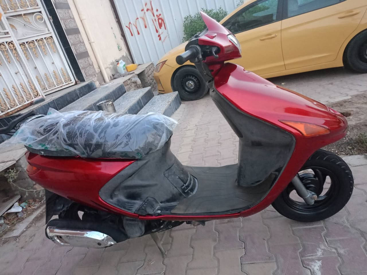 سلام عليكم للبيع دراجه فراشه فحل الدراجه كفاله عامه مكينه عل شرط مامفتوحه دراجه جديده سلف هندر اشاير لايت عالي ناصي الدراجه خير من الله من دبلات من تايرات جدد الدراجه حاويه مل رمبه كلشي شغال بيها قفل جنطه وقفل استيرن عداد سرعه كله يشتغل السعر 600 وبيها مجال للشراي العنوان ديوانيه اخصيمه متواجد خاص ورقم ***********
