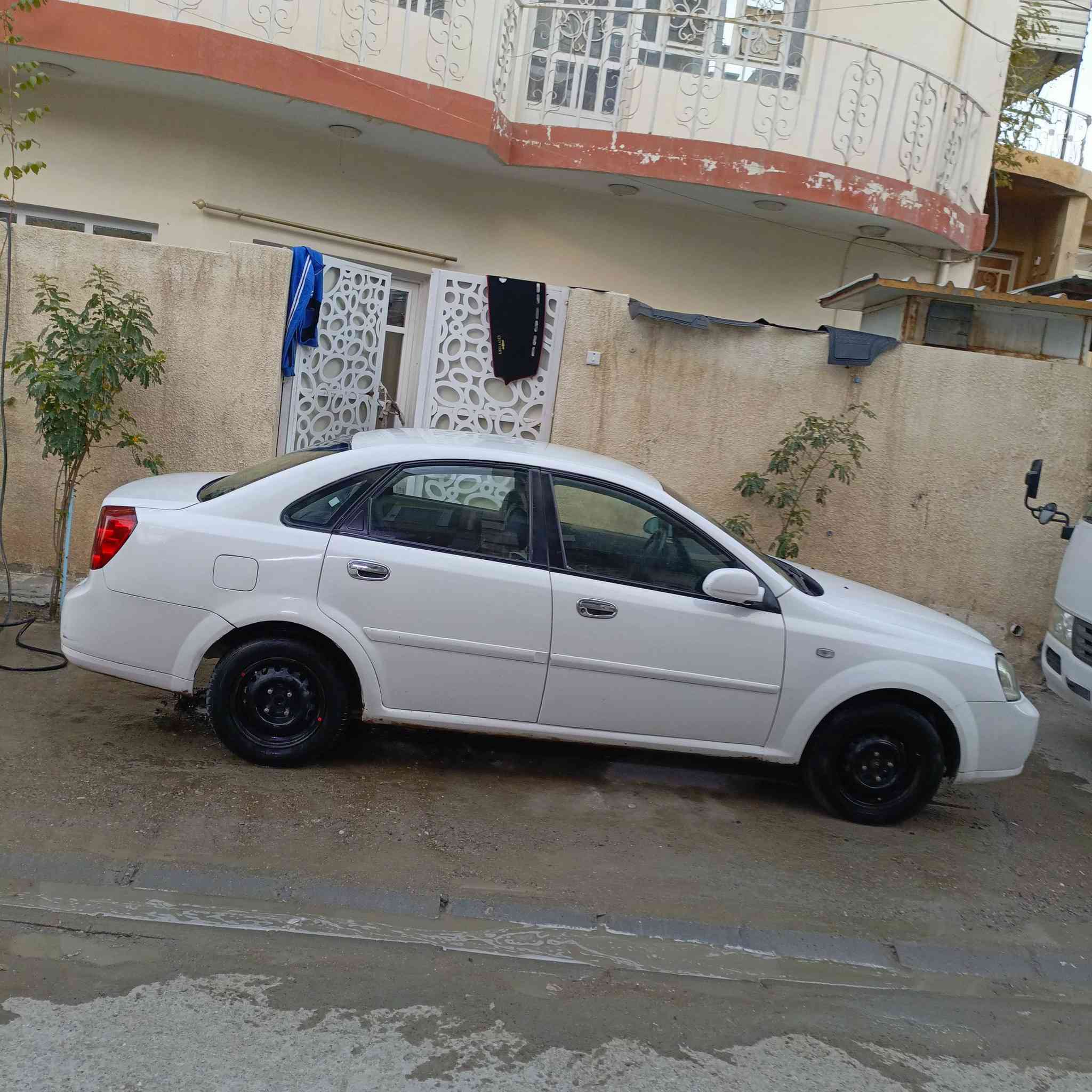 السلام عليكم 
اوبترا 2004 السيارة اجرة مصبوغة ابيض لغرض تحويلها من اجرة الى خصوصي، مشينا بالمعاملة مالتها غرامات صفر كلهن مدفوعة وبيهن وصل جديد 2026،السنوية 2028تنتهي ،الهيئة صفر و عندي براءة ذمة وصولات السيارة عندي بيها عقد مروري مصدق بشهر الواحد 2026 السيارة يحتاجلها لجنة فحص (هزة) لان هزة مابيها و اني تركت المعاملة مال نقل ملكية واريد ابيع السيارة بسبب ظروف ليگدام احجيلك حتى لا اضيع وقتك او تتعنة السيارة يرادلها محرك لان دخانتها بيضة و تنقص دهن صاحبها الشرعي يريد عقد مروري ما يقبل يسوي مكاتبة عادية اخابرة يجي ينطيك مستمسكاته و يسوي وياك عقد مروري سعر السيارة 42 ورقة و بيها مجال
السيارة موجودة بغداد/قضاء الاعظمية /منطقة سبع ابكار 
***********
