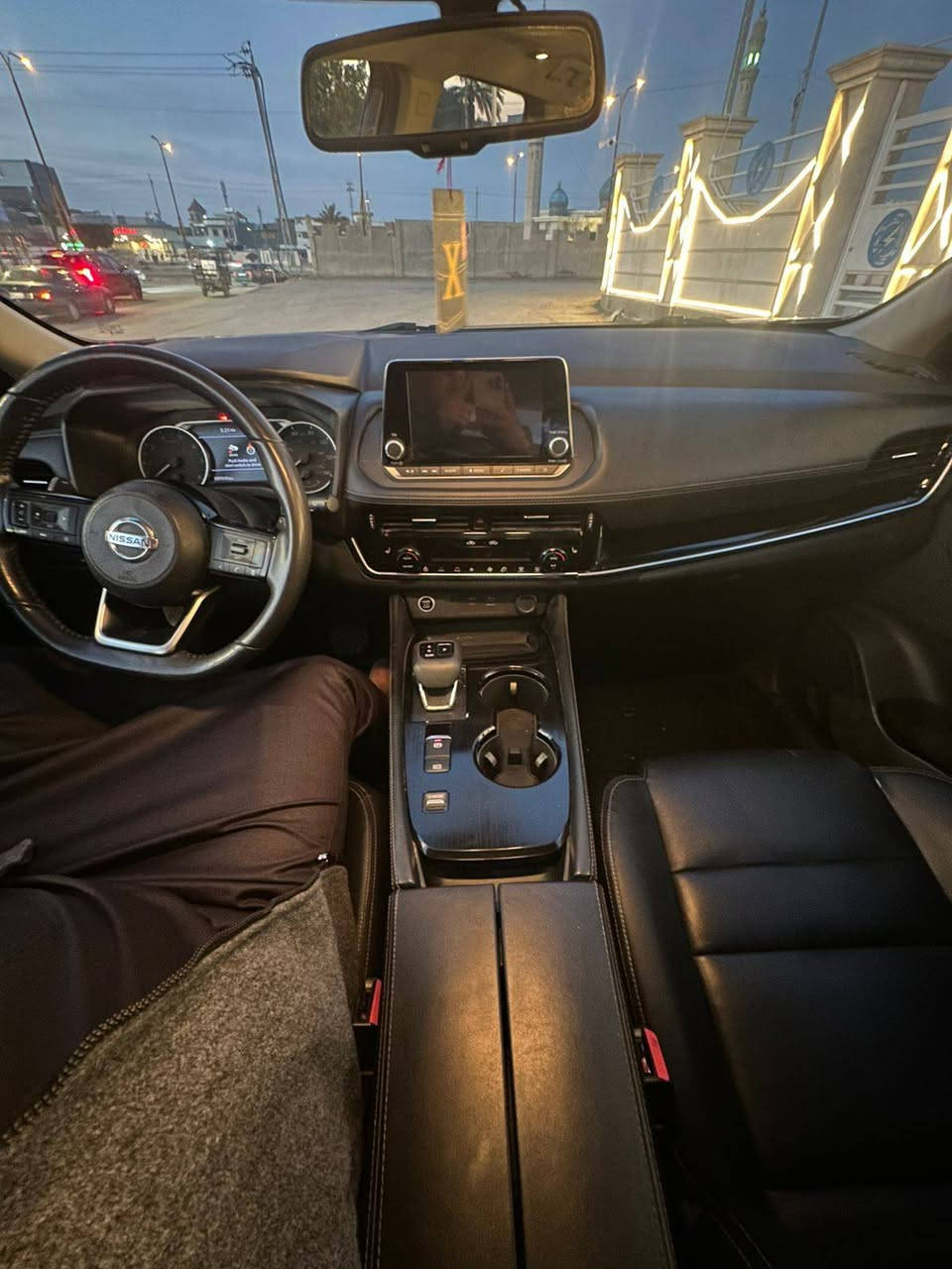 بسم الله الرحمن الرحيم
نيسان روج 2022 للبيع
فئة SL سمنتي فول 
وارد امريكي بيها جاملغ صبغ 
خزن ميموري كشنات 
كشن تدفئه تبريد 
فتحة سقف 
صندوق كهربائي وحساس يفتح ع القدم 
رادار خلفي اماي 
نقطة عمياء 
مقاعد  جلد لونين 
نظام تكييف قطعتين امامي و خلفي 
 • نظام صوتي Bose Premium.  
وهواي مواصفات بعد 
سعر ١٧٥ وبيها مجال
*********** أربيل, العراق
