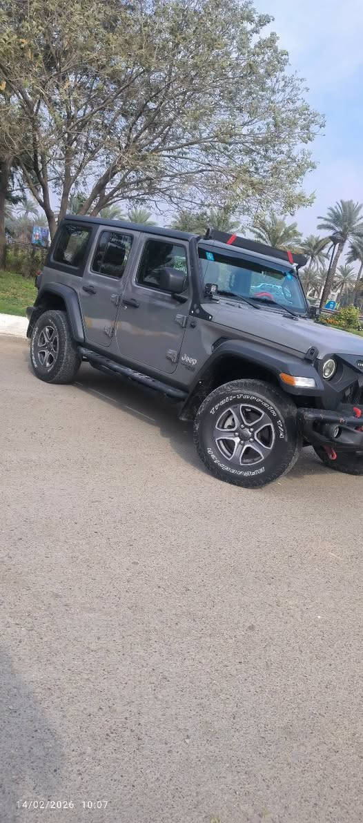 جيب رانجلر 2018 للبيع
المحرك: 4 سلندر تيربو.
40 ألف كيلو.
اللون: اسمنتي.
المواصفات: وجه هجومي، ليد ضوئي، شاشة، داخلية نظيفة.
الحالة: وارد أمريكي (حادث بسيط جداً)، السيارة جاهزة وما محتاجة أي صرف.
السعر:  210
ملاحظة: للبيع أو مراوس، تحويل ثاني يوم باسمي.
 المكان: بغداد البياع 
 للاتصال: ***********

