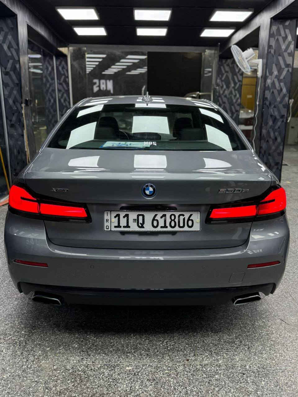 السلام عليكم  B M W فئه 530e فول الفول 1/1 هايبرد شحن بانزين بغداد مشروع وطني رقم نكليزي المحرك: بنزين 4 أسطوانات سعة 2.0 لتر (TwinPower Turbo) + محرك كهربائي (eDrive).
القوة الإجمالية: 292 حصان.
عزم الدوران: يبلغ حوالي 295 رطل-قدم (420 نيوتن متر تقريباً).
ناقل الحركة: أوتوماتيك رياضي (Steptronic) من 8 سرعات.
البطارية: سعة 19.4 كيلوواط/ساعة (في الطرازات المحدثة).
التسارع: من 0 إلى 100 كم/ساعة في حوالي 5.6 - 5.9 ثانية.
المدى الكهربائي: يصل إلى 102 كم (حسب معيار WLTP).
التصميم الخارجي:
مصابيح أمامية LASER LIGHT.
فتحة سقف.
جنوط رياضية بمقاسات مختلفة (غالباً 18 أو 19 بوصة).
حساسات أمامية وخلفية مع كاميرات 360 درجة.
أبواب شفط (Soft-close).
التجهيزات الداخلية والتقنية:
فرش جلد طبيعي عالي الجودة.
شاشة عرض رقمية للعدادات وشاشة تعمل باللمس للمعلومات والترفيه (iDrive).
نظام صوتي فاخر.
إضاءة داخلية محيطية متعددة الألوان.
تدفئة وتبريد للمقاعد الأمامية.
شاحن لاسلكي للهاتف.
تحكم مناخي منفصل (تكييف أوتوماتيك متعدد المناطق).
أنظمة الأمان والسلامة:
نظام رادار أمامي للتحذير من التصادم.
نظام الحفاظ على المسار (Lane Keeping Assist).
نقطة عمياء (Blind Spot Detection).
نظام الكبح التلقائي للطوارئ.
السعر مناسب جدا  العنوان بغداد حي الاعلام قرب شركة الببسي ***********
