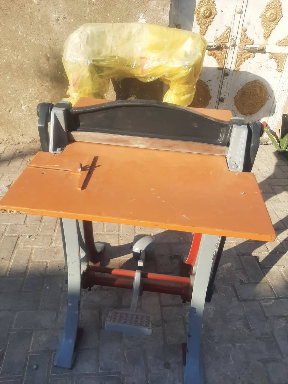 ماكنة تخريم ورق باليد والاخرى  بالرجل جديد غير مستخدم حديد ثقيل للاعمال الشاقه *********** وات ساب
