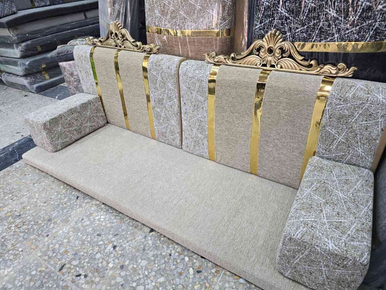 يتوفر جلسات عربية طول المندر مترين وعرض سبعين سم مع تكيات ظهر عدد ثنين مع مسند يد عدد ثنين. سعر المتر 35 الف للتواصل واتس
***********
