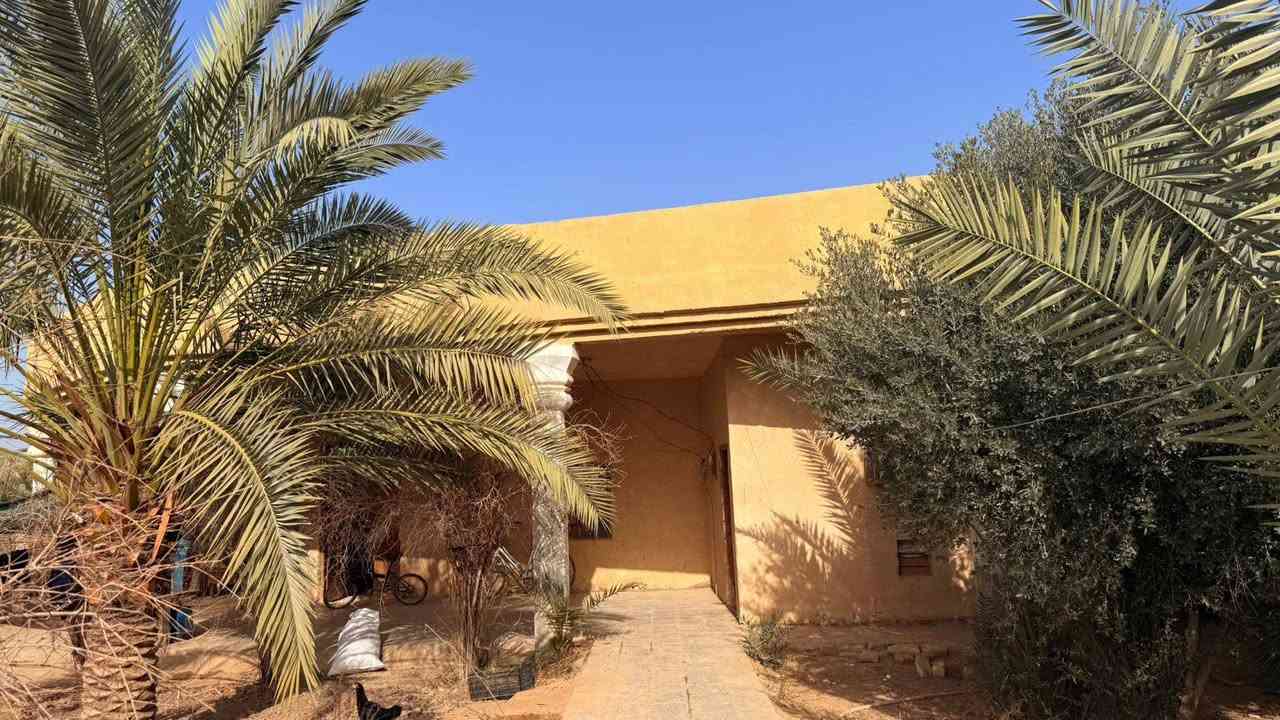 للبيع منزل سكني
المساحة: 1000 متر مربع

يحتوي على:

 • 3 غرف نوم

 • مطبخ

 • صالتين

 • ديوانية مستقلة

 • كراج سيارة

المنزل واسع ومناسب للسكن العائلي، موقع هادئ وخدمات متوفرة.

للاستفسار الاتصال على الخاص أو على الرقم:منزل سكني للبيع على طريق الساجت مقابيل أبو أحمد العتابي وبيت سيد سلطان المساحة أكثر من الف متر يتكون من ثلاث غرف وصالتين وديوانية ومطبخ وطارمة وحديقة داخل البيت بيها 8 نخلات . وصحيات داخليه وخارجية مع مساحة بستان تقريب الف متر وبيها اكثر من 15 نخلة .. وساحة امامية للبيت للتواصل ***********
