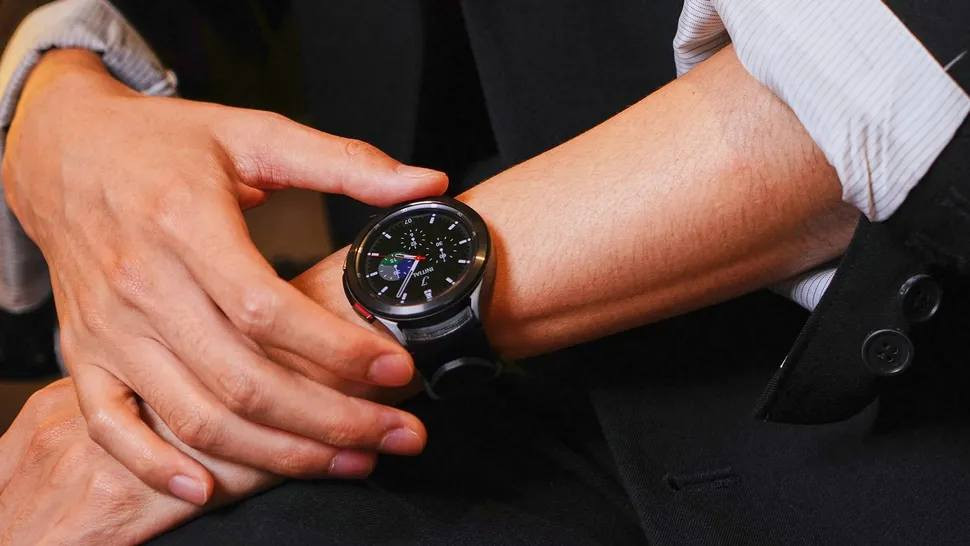 إصدار النخبة | Galaxy Watch 4 Classic

تجمع ساعة Galaxy Watch 4 Classic بين عراقة التصميم السويسري والابتكار التقني من سامسونج، لتشكل المعيار الأرقى للساعات الذكية الفاخرة.

المواصفات الهندسيـة:
 * صلابة الفولاذ: هيكل مصقول من الـ Stainless Steel باللون الأبيض الملكي، مع الإطار الدوار الميكانيكي للتحكم الفيزيائي الدقيق.

 * الأبعاد والراحة: إصدار 41 ملم الذي يحقق التوازن المثالي بين الحضور اللافت والراحة الاستثنائية على المعصم.
الأداء والاتصال السيادي:

 * تقنية LTE: استقلالية تامة في إجراء المكالمات وإدارة البيانات عبر الشريحة الإلكترونية (eSIM) دون الارتباط بالهاتف.

 * البيئة الرقمية: نظام WearOS المتطور، الذي يمنحك وصولاً مباشراً لكافة تطبيقات Google ومنصات التواصل الاجتماعي.

المنظومة الصحية:

 * الدقة الحيوية: حساسات متقدمة لمراقبة ضغط الدم، تخطيط القلب (ECG)، وتحليل تكوين الجسم بدقة احترافية.
لوتس فون | المعيار الأمثل للأجهزة الأصلية

للتواصل والحجز المباشر عبر منصاتنا:

 * الواتساب المباشر: wa.me/9647805437288

 * قناة تيليغرام: t.me/lutesphon

 * حساب إنستغرام: instagram.com/louts_phone


**إذا كنت صاحب هذا الإعلان وتريد حذفه لأي سبب، رجاءا أرسل رسالة إلى الدعم الفني**