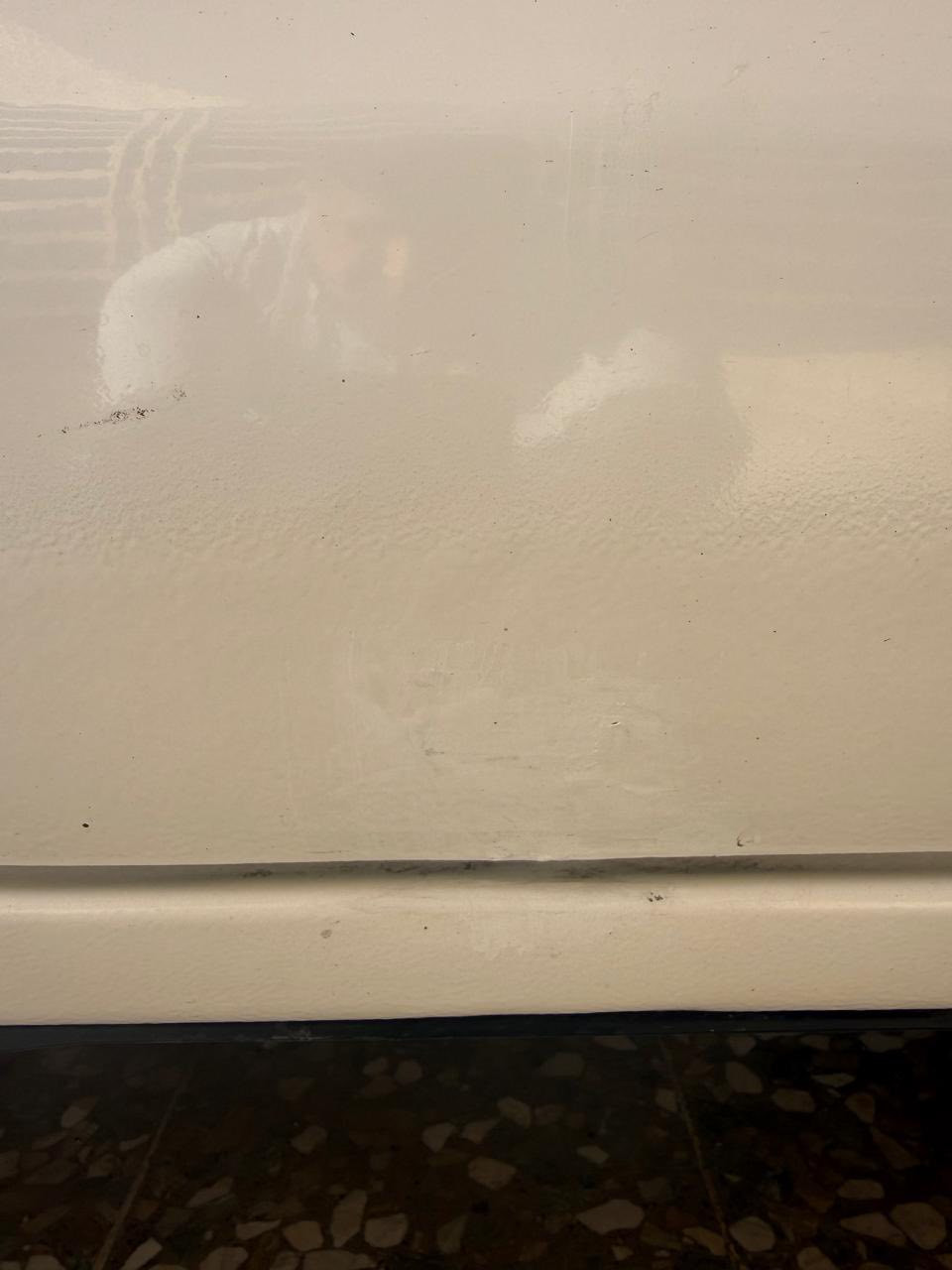 ساز 24 مكفوله عد طخه بسيطه باب الخلفي موجود بلصور ماشيه 45 تخم اطارات جديد اصلي بسمي بغداد السعر 290$ وبيه مجال 
***********
