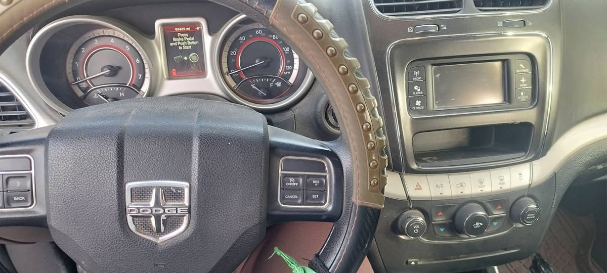 السلام عليكم 
دوج جورني للبيع موديل 19  سيارة جاهزة ماشية 63 الف ميل   تحكمات استيرن اربع جهات بصمه دخول ذكية وبصمه تشغيل مكينه اربع سلندر سبع راكب قطعتين تبريد مكاني بصرة سيارة على ايد وحدة للتواصل ***********  سعرها 130 السيارة بها ملاحظات 
صور الحادث غير متوفرة كونها وارد كندي
