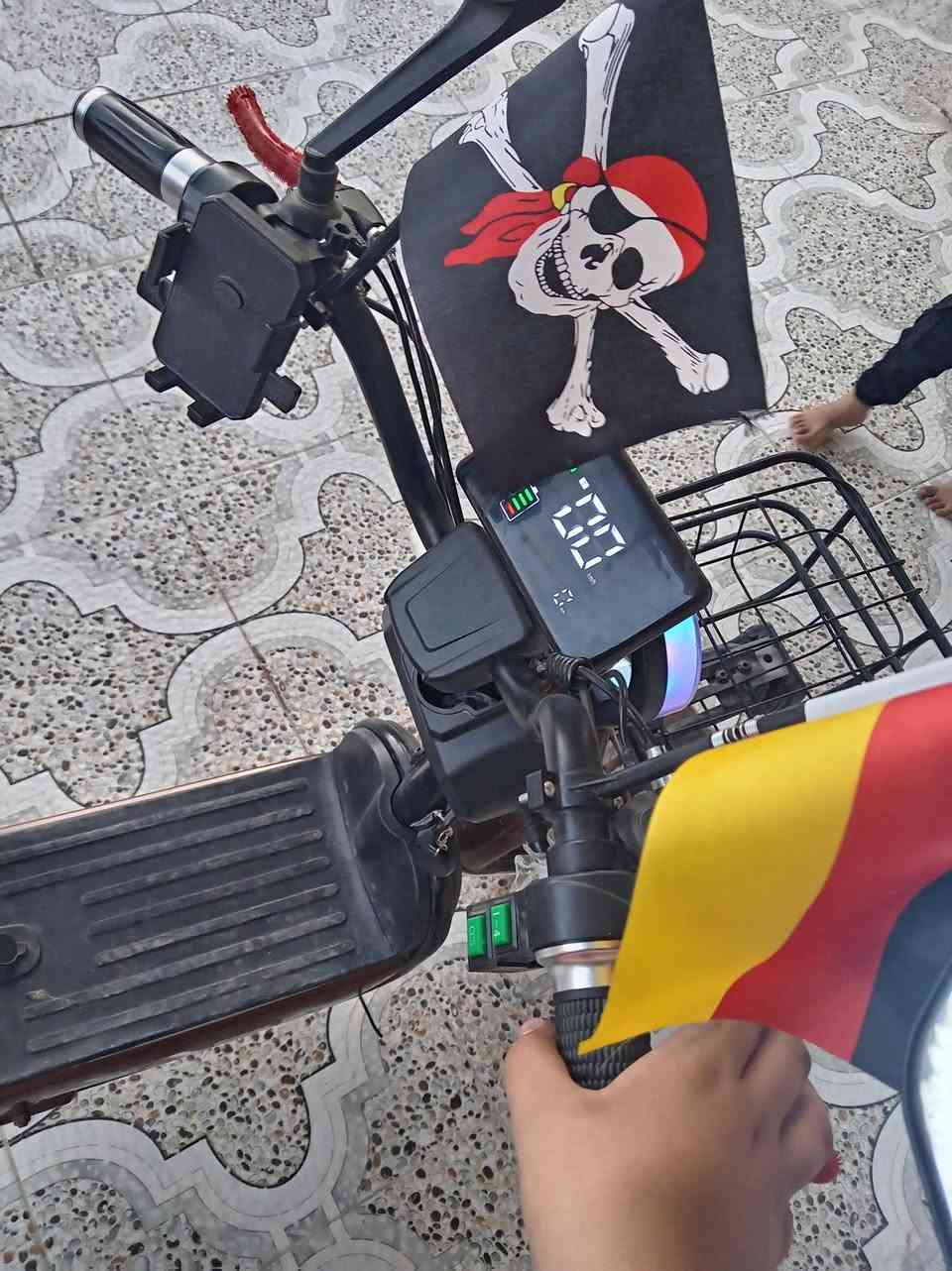 السلام عليكم ماطور شحن للبيع جديد ماطلع بي صار اسبوع اشتريته بطاريات اربعه جديده ثلاث نمر تبديل السرعة يمشي 60 لايتات امامي خلفي اشارات يمنه يسره دبل اشاره يك لايت هورن نشرات مقعد امامي خلفي طبي مرايات يمنى يسره مثبت سرعة السعر 350وبي مجال بسيط مكاني صلاح الدين تكريت الزهور للاستفسار واتساب ***********
