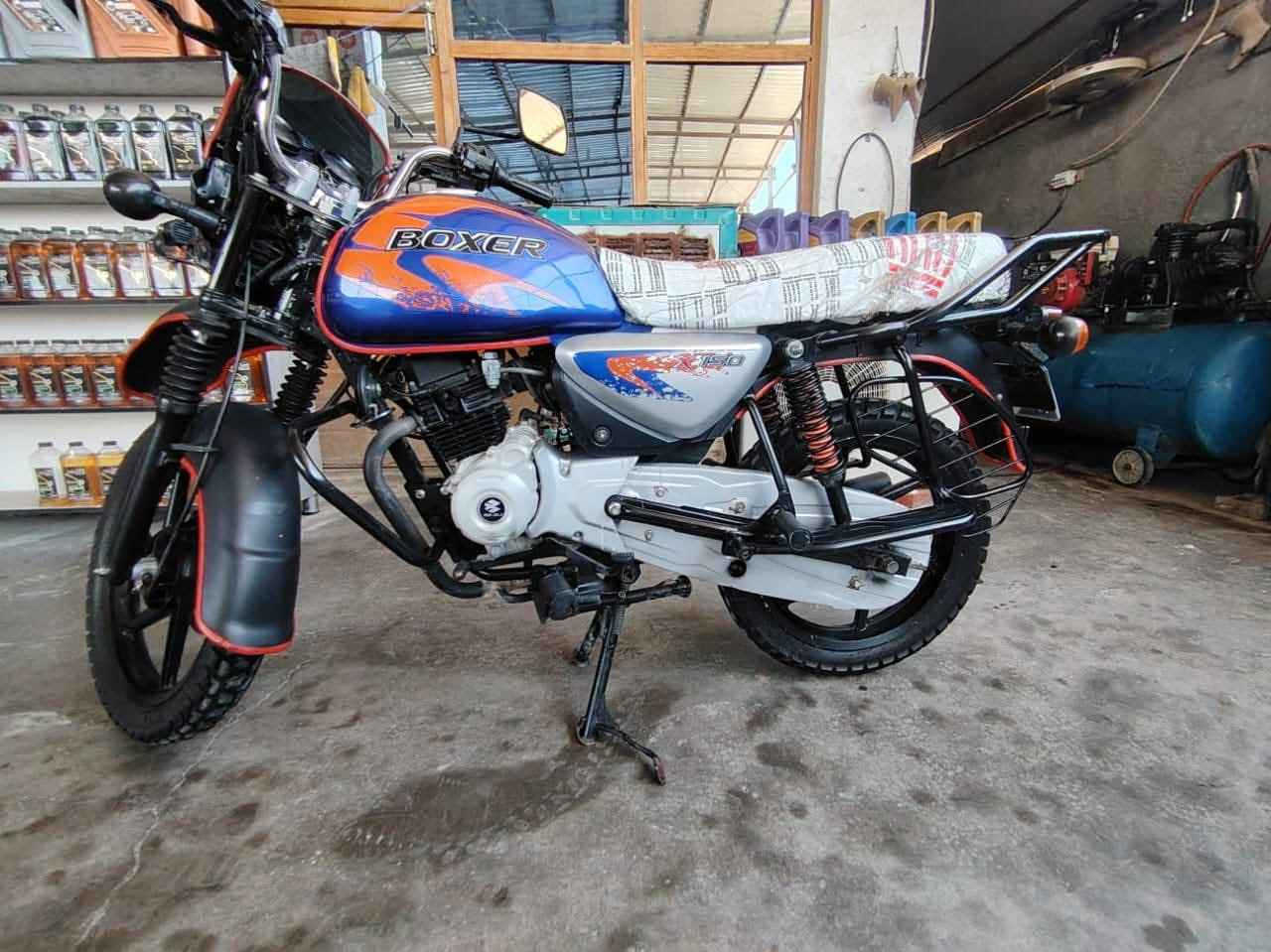 دراجه بوكسر موديل 2022 شهر ال 10 داخله ع 2023 دراجه مرقمه تحويل ثاني يوم الدراجه  نضيفه شوفه عينك الدراجه مجفته تجفيت شركه الدراجه لا تبخير لا نضوح وصوته ناعم كلش بيها ثنين زنون خارجيات وثنين هورن سيدان الدراجه ولا غلطه السعر2000 وبيها مجال للشراي مكاني بغداد وهذه رقمي *********** بغداد, العراق
