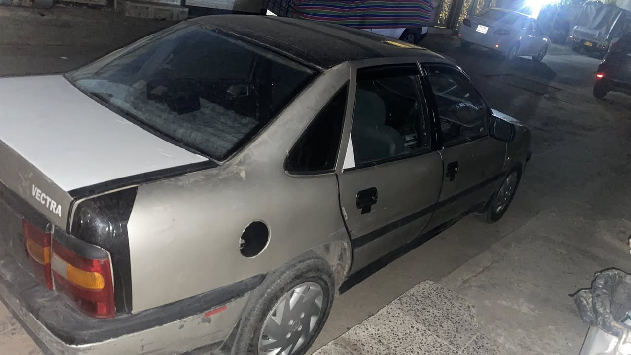 ئۆپل مۆدێل ١٩٩٠
کارەبای و لایت و فلچەو گەرمی بەس گێچی کیلۆمەتر ئیش ناکات 
گێر و مەکینە و پێشی مازبوتە تەنها ئستۆپی رەقە 
سلایت و بەرگە دەرگاو دەشبولی کامل مەزبوتە 
ئارمی سلێمانیە بەشەرتی مەفرەزە و خەرامە 
دەعمی قورسی نیە 
سعری ٢٢ کەمێک معامەلە 

شوێن سلێمانی  گۆرینەوەش دەکەم ***********
