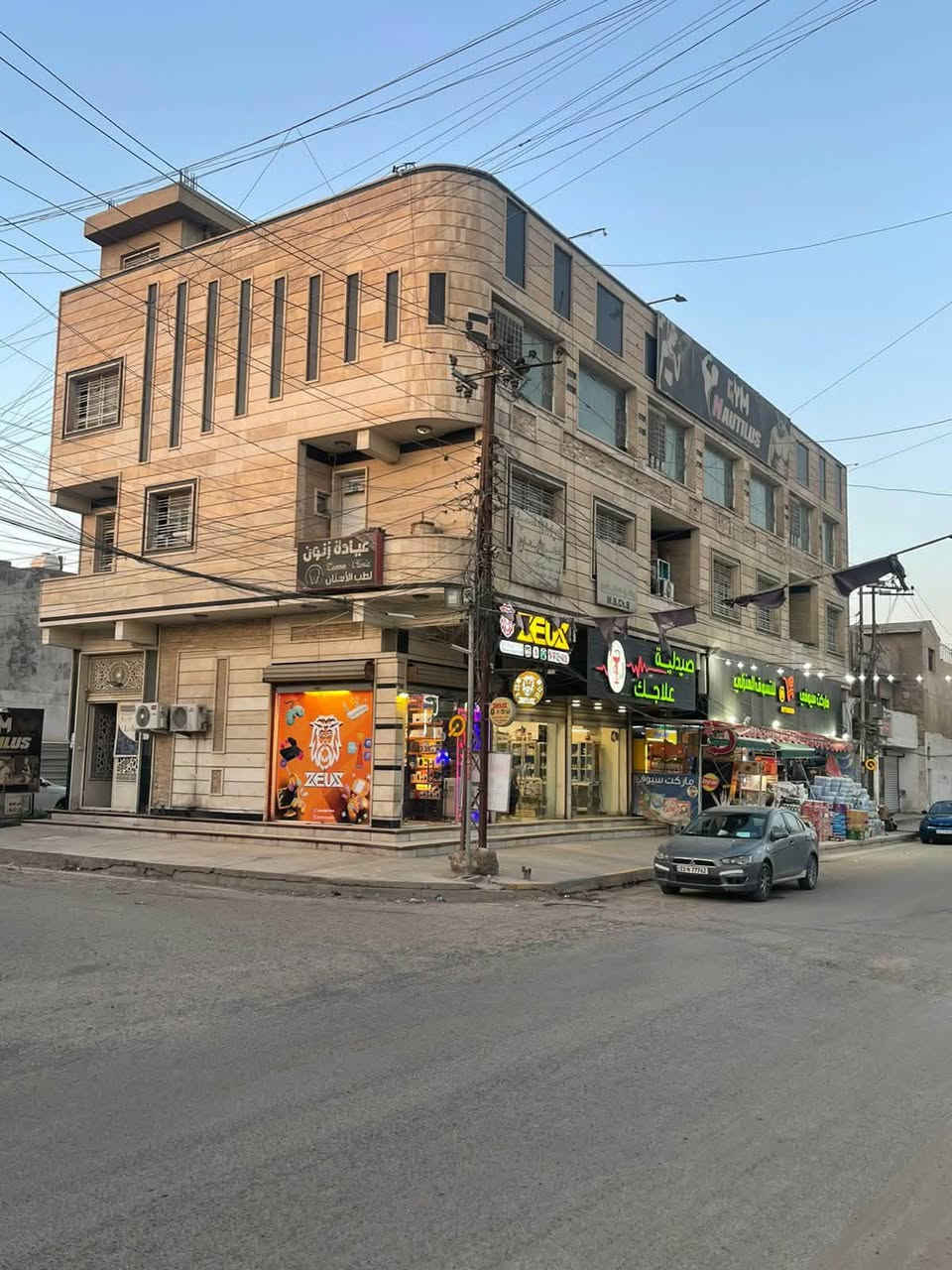 عماره 3 طوابق المساحه 300 متر 
بناء حديث الموقع شهداء السيديه سعرها 
 مليار و 400 مليون 
ايجارها الشهري 8 مليون دينار عراقي
7 محلات و 5 شقق سكنيه موقع مميز قرب كلية السلام و معهد عشتار الطبي الستفسار  رجان بس شراي ***********
