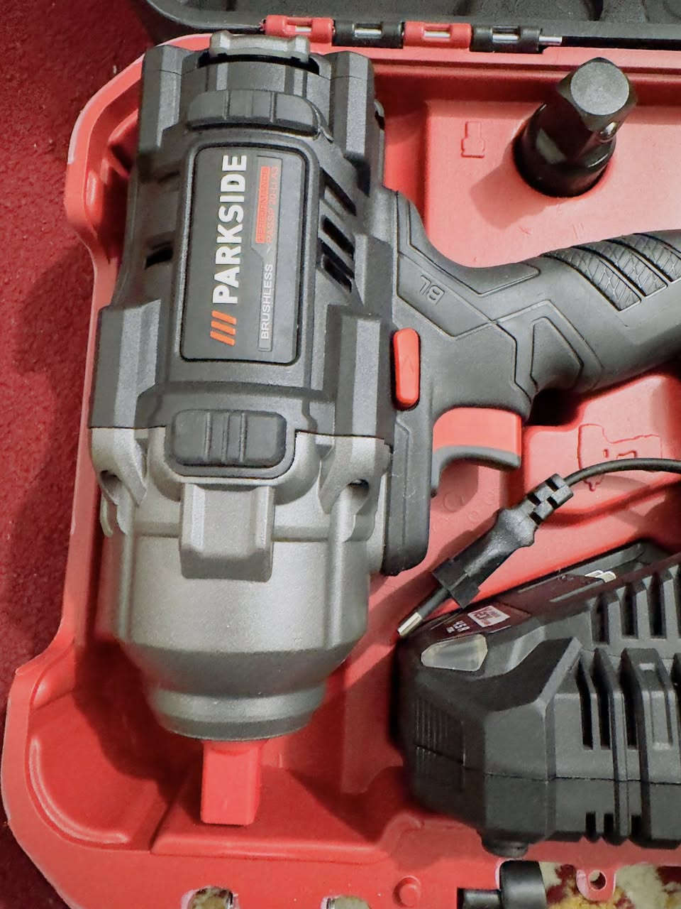 درين شحن لقمه الماني جديد ما مشتغل مع البطاريه والشاحنه واللقم بسعر 150 الف سعر نهائي من غير عمله ومن غير التوصيل ***********
