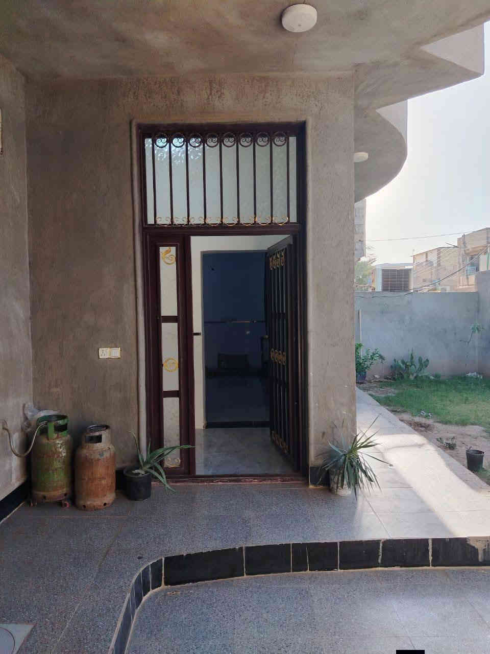 بيت للبيع المساحه ٣٠٠ واجهه ١٢ والنزال ٢٥ العنوان حي الزبيدات شارع محطة القطار الثانيه يتكون البيت من طابقين 
استقبال ضيوف ومطبخ وصاله وثلاث غرف نوم وثلاث مجاميع صحيه البيت طابو صرف  للاستفسار 
***********
