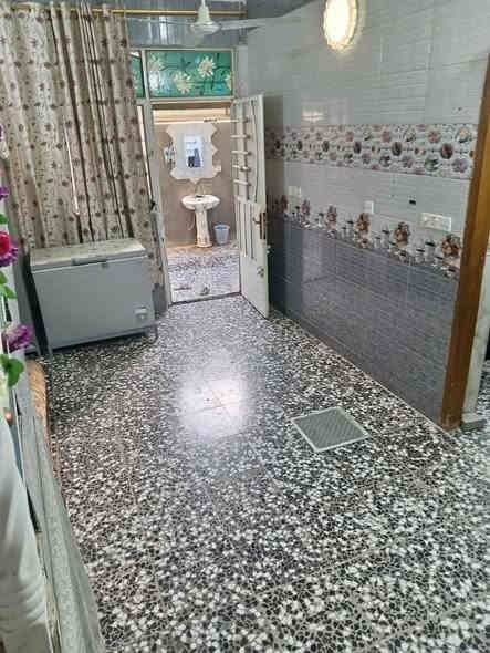 من رخصت صاحب الكروب عندي بيت للبيع مساحة ١٠٠ متر الواجهة ٨متر والنزال ١٢ يتكون من (٣) غرف نوم + استقبال +مطبخ مفتوح +منور+صحيات عدد(٣) الموقع الشعلة عل غربي فرع حسين كابريتر (مع اثاث تخم عدد٢ و سبلت كنتوري+ مكيفات عدد٣) للتواصل مع صاحب البيت الرقم (***********) او (***********)
