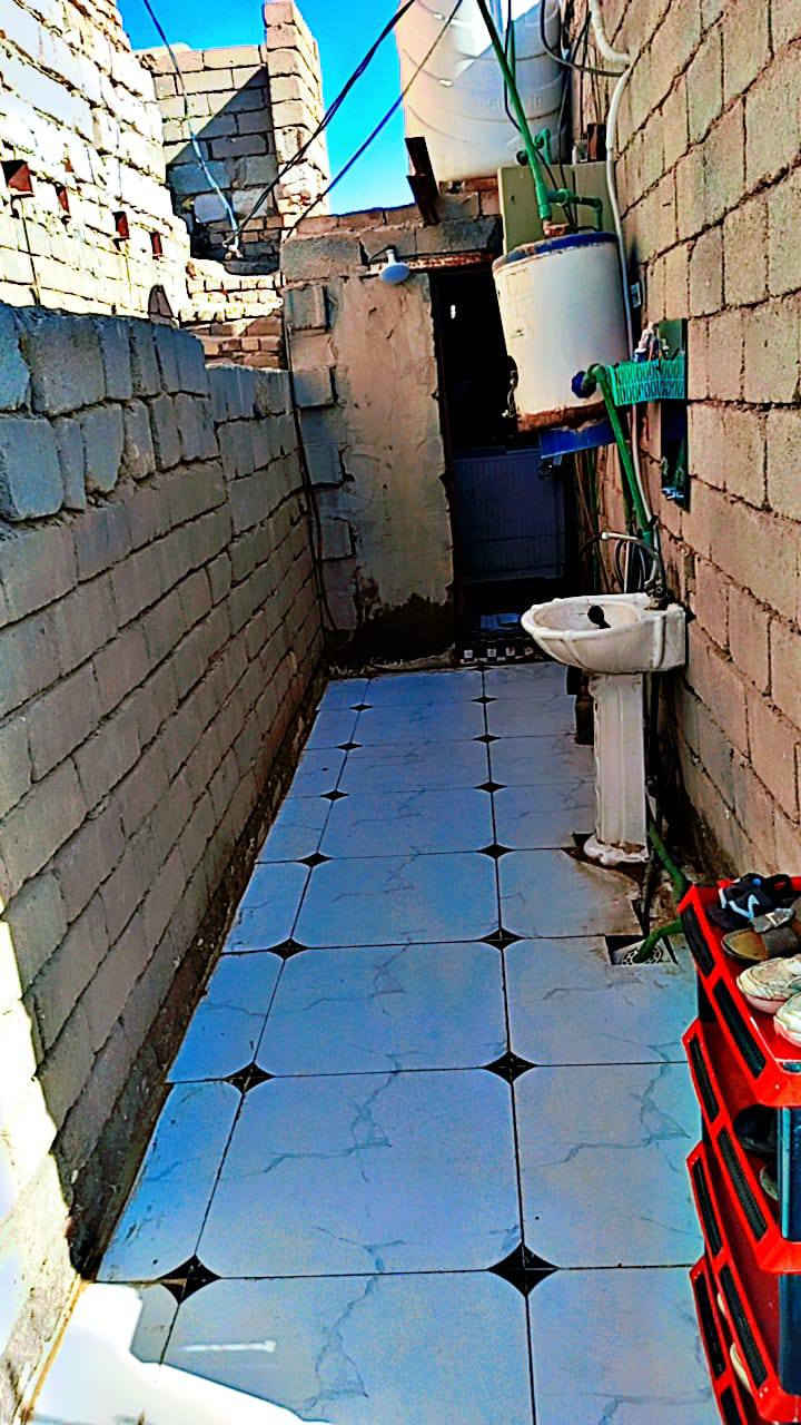 سلام عليكم عندي بيت  منطقت  سيد خضير مساحه ميه ماي كهرباء غرفه صاله ديوانيه مطبخ صحيات  منور   البيت جاهز سقف ثانوي   بس الديوانيه عاوزه شغل     مستعجل تصل. سعر بلش.   تصل ‏‪***********‬‏
