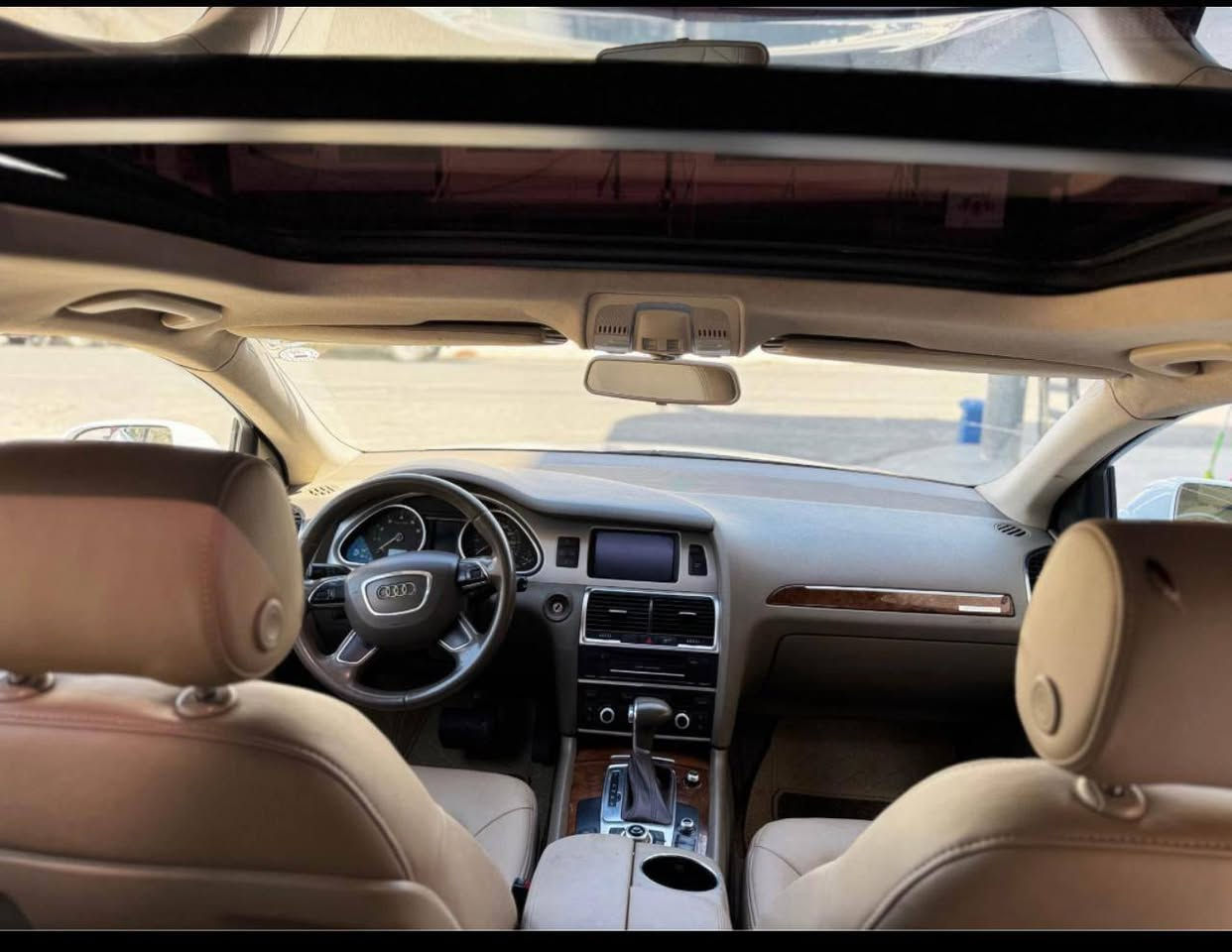 اودي Q7 موديل 2013 كلين 
موديل: 2013
3.0 TFSI V6 سوبر تشارج
 280 حصان
 أوتوماتيك Tiptronic بـ 8 سرعات
Quattro دفع رباعي دائم
 7 ركاب
مقاعد جلد فاخرة
شاشة MMI مع نظام تحكم متطور
كاميرا خلفية وحساسات اماميه وخلفيه 
فتحة سقف بانوراما وفتحة سقف خلفيه 
مكيف أوتوماتيك ٣ قطع
جنوط ألمنيوم
مثبت سرعة
وسائد هوائية متعددة ونظام ثبات ESP 
ستائر ابواب 
مقاعد جلد نظيفه جدا 
رقم اربيل جديد 
للبيع او مراوس مع فرق 
السعر 135 
للتواصل 
***********
***********
