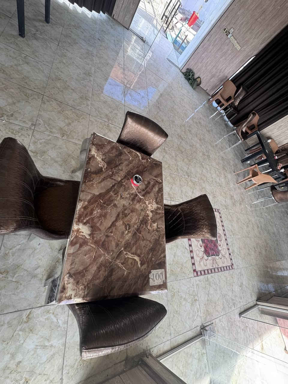 طاوله مرمر مع اربع كراسي جدد
عدد الطاولات10

طاوله الواحد250الف 

الناصريه 
***********
