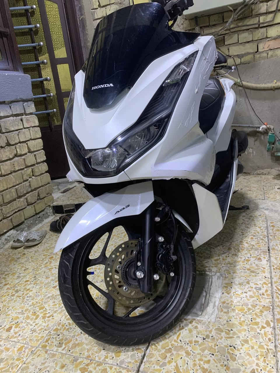 سلام عليكم PCX جيل رابع وراد كوري لون ابيض صدفي 

دراجه جديده كلش محرك بل كارتون 

مكفوله كفاله عامة دراجه جيب فيتر وفحص 
كهربائيات كلها شغاله 

حساس ستان حساس زدحام 
نضام  ABS  و نضام T 

دراجه نصبتها تخبل وما متعوبه 
مكاني بغداد شراي يتصل ويدلل 
***********
