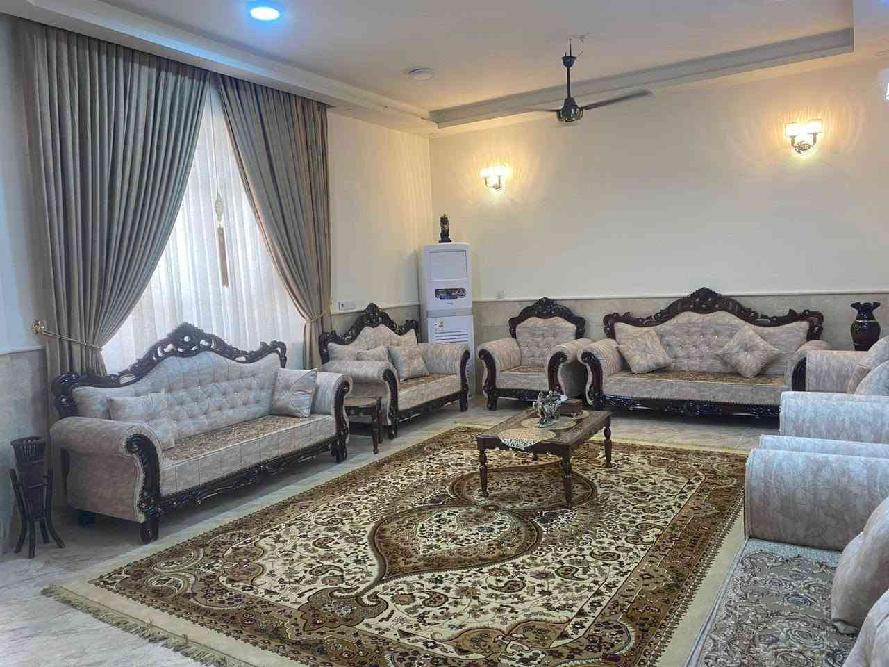 بيت للبيع حي البلديه الاطباء الاخصائيين خلف البنزين خلف سما كربلاء موقع مميز ثاني بيت عن الشارع العام مساحته 250 متر بناء 2024 يباع مع الاثاث خمس غرف نوم بيت  صار استقبال مطبخ صحيات عدد سته ***********
