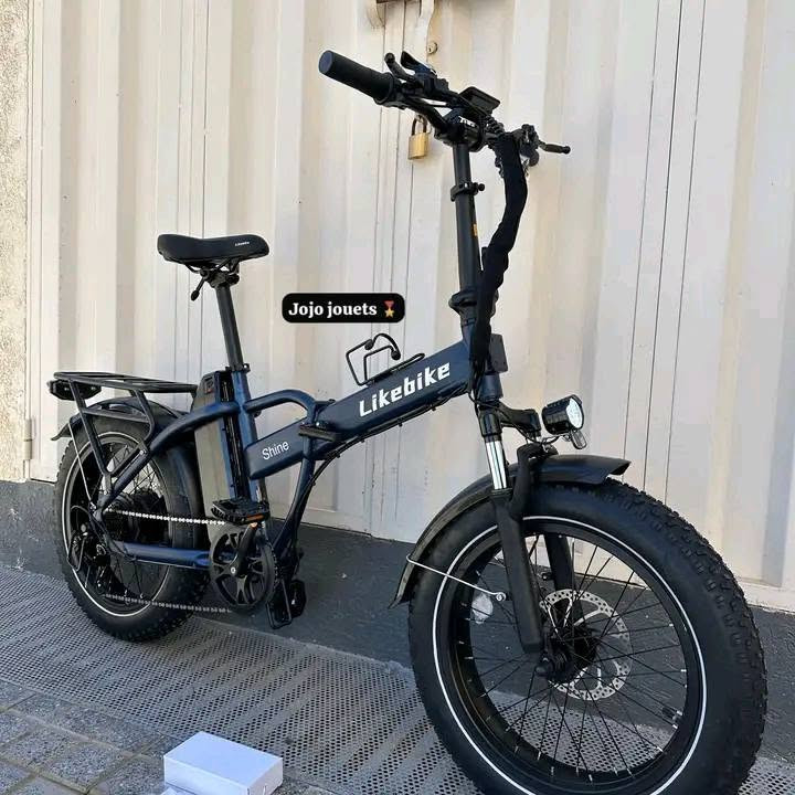 Vélo Électrique Likebike SHINE PRO Ebike 48V
✔️Moteur 500-750W Max. 
✔️Vitesse Max 40-54Km/h. 
✔️Batterie Lth 48V13Ah Haut Performance. 
✔️Autonomie mode électrique 40Km. 
✔️Autonomie mode assistance 100Km. 
✔️5 Niveaux de Vitesse. 
✔️Les freins Disque Hydraulique. 
✔️Démarrage avec NFC 🔑. 
✔️Vélo Pliable.  
✔️Guidon Réglable. 
✔️Siège Confortable et Réglable. 
✔️Porte Bagage. 
✔️Lumière Avant LED. 
✔️Feu Arrière RGB LED. 
✔️Clignotant Arrière LED. 
✔️ SHIMANO À 7 Vitesses. 
✔️ Écran LCD intelligent. 
✔️ Amortisseur avant. 
✔️Roues 20x4.00 Pouces. 
✔️ Vélo électrique Shine  PRO. 
✔️ Batterie longue durée. 
✔️Poids Max 150Kg. 
✔️Chargeur de batterie*1. 
✔️Outils d'assemblage*1. 
✔️Pédales *2. 
✔️Manuel de l'utilisateur *1. 

DISPONIBLE EN 3 COULEURS : BLEU 🔵 BLANC ⚪️ ROUGE 🔴
‎📦🚚التوصيل مجاني لجميع المدن مع الدفع عند الإستلام. 

‎💵


**إذا كنت صاحب هذا الإعلان وتريد حذفه لأي سبب، رجاءا أرسل رسالة إلى الدعم الفني**