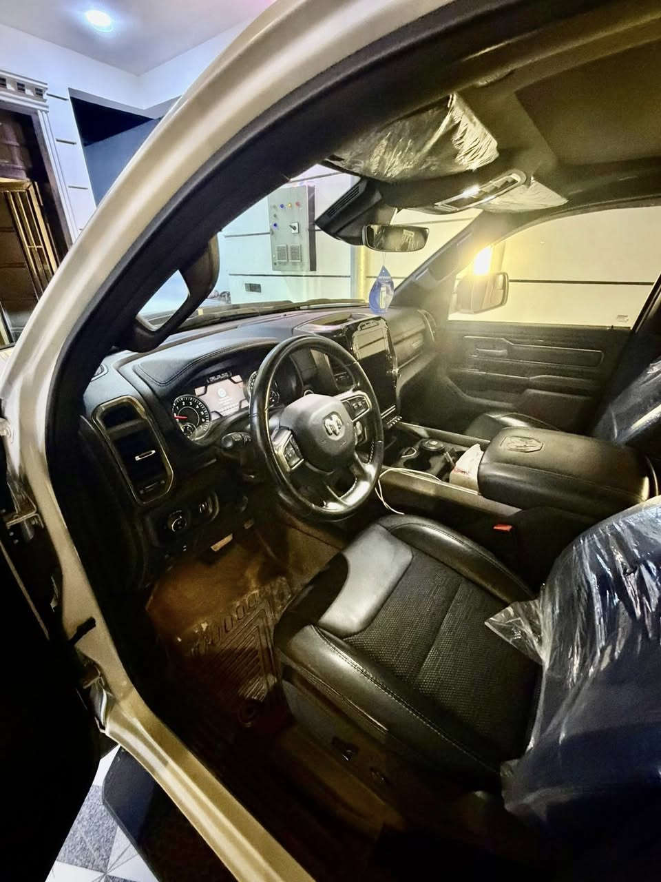 دوج رام 2022 كلين رقم اربيل فول سبورت بنوراما محرك 5.7 لون ابيض مكفوله من الشخط كلين ماشية 50 الف ميل 

الموقع بغداد 

السعر 360 ورقة نقد فقط 

اي استفسار الاتصال ***********
