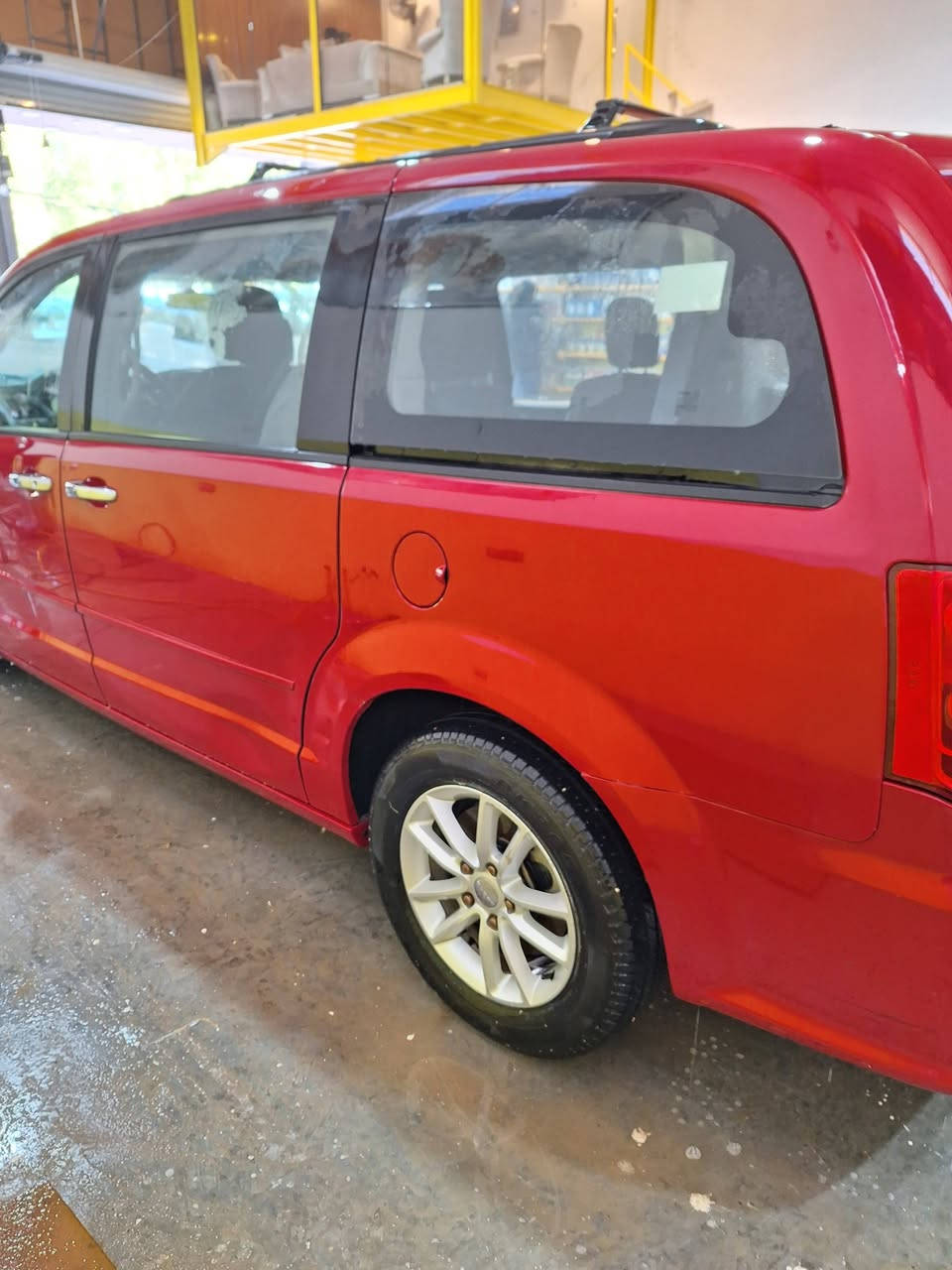 السلام عليكم 
دوج كرفان sxt 2015 للبيع فول مواصفات رقم بغداد موقع السيارة في بابل
بيبان سلايد كهرباء
باب الجنطة كهرباء
الجام كله كهرباء
شاشة داشبول وشاشة سقف
كرسي السائق كهرباء
حادثه جاملغ الأمامي الأيمن مع البنيد وخسفة بسيطة بالجاملغ الخلفي الأيمن أيضاً مصلحة
السعر 15300$ دولار قابل للتفاوض
التواصل مع الرقم المثبت بالمنشور لكوني مكلف بالنشر
***********
