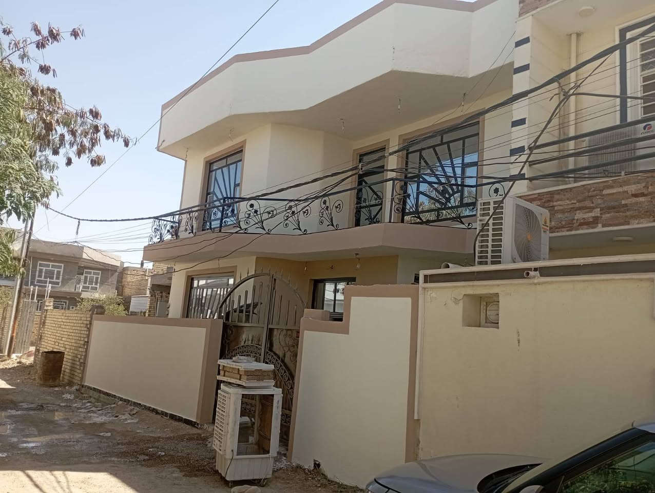 دار للبيع طابقين مساحه ٢٠٠متر خلف المحكمه الجديده بجزائر اربع غرف نوم طابو زراعي سند ٢٥تحويل مباشر السعر ١٥٣ مليون بي مجال بصيط من يرغب بشراء مراجعة مكتب ابو كيان اؤ ***********
