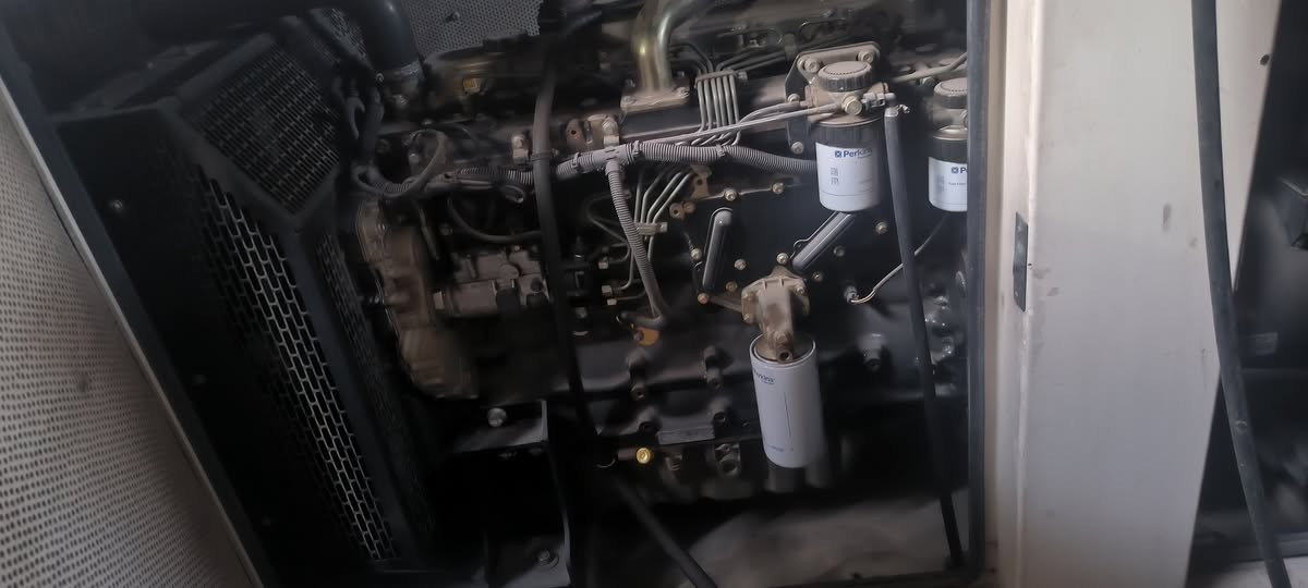 مولدة جبيلي بروس JP135 بيركنز إنكليزي، 135KVA، سوبر كاتم، توليد لوري سومر فرنسي، ساعات العمل فقط 189 ساعة، شبه جديدة، الموقع شارع السعدون. ***********
