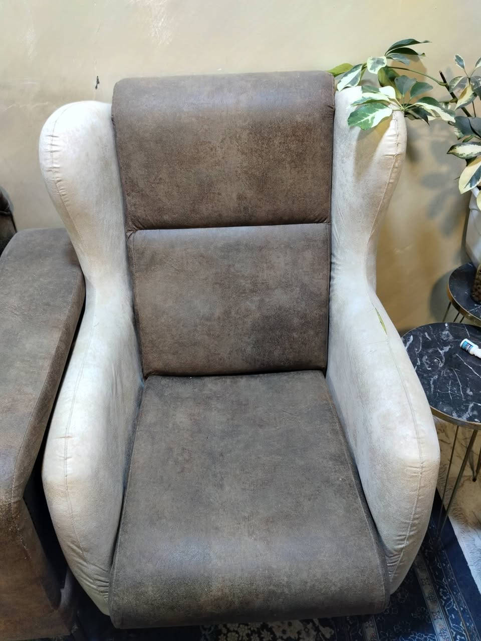 سلام عليكم قنفات للبيع تركي النوع كورنر تخم كامل جديد قبل 8اشهر اشتريتهن بمليون بيهن فقط خدوش مال بزونه سعر 550وببهن مجال الاتصال ***********
