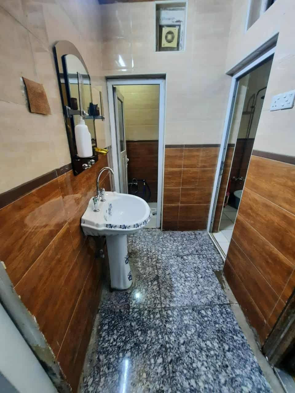 بيت للبيع مساحه 120
بدايه حي الرحمه...محل استقبال غرفه صاله مطبخ 
شارع السوك 
للاستفسار الاتصال ***********
اوخاص موجود
